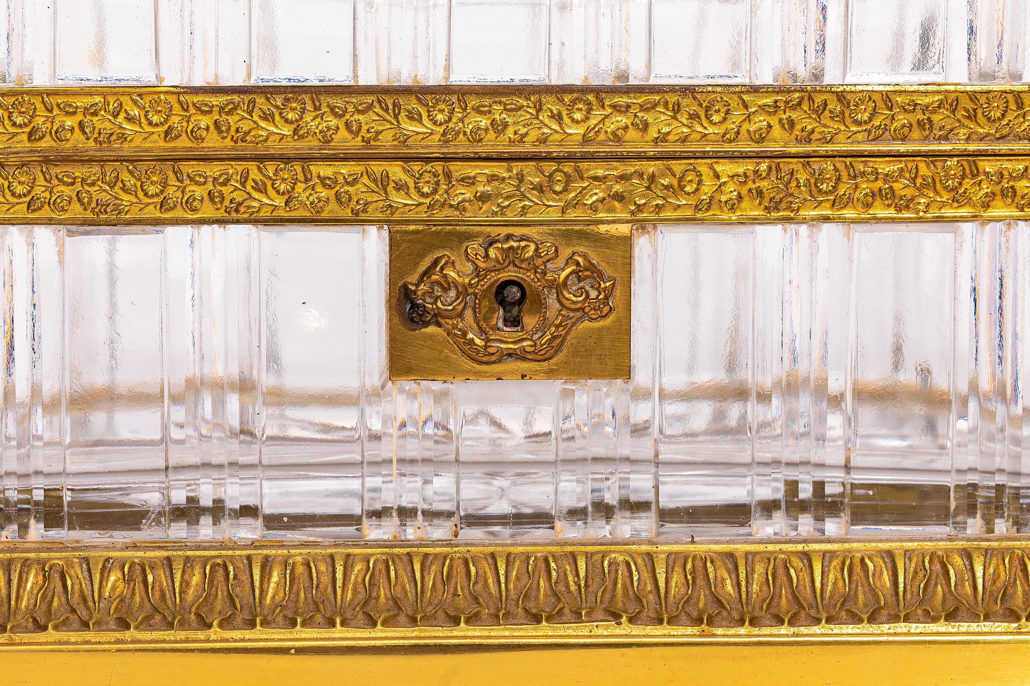 Gran caja francesa antigua del s. XIX con tapa de cristal de Baccarat y montura de ormolu Francés en venta