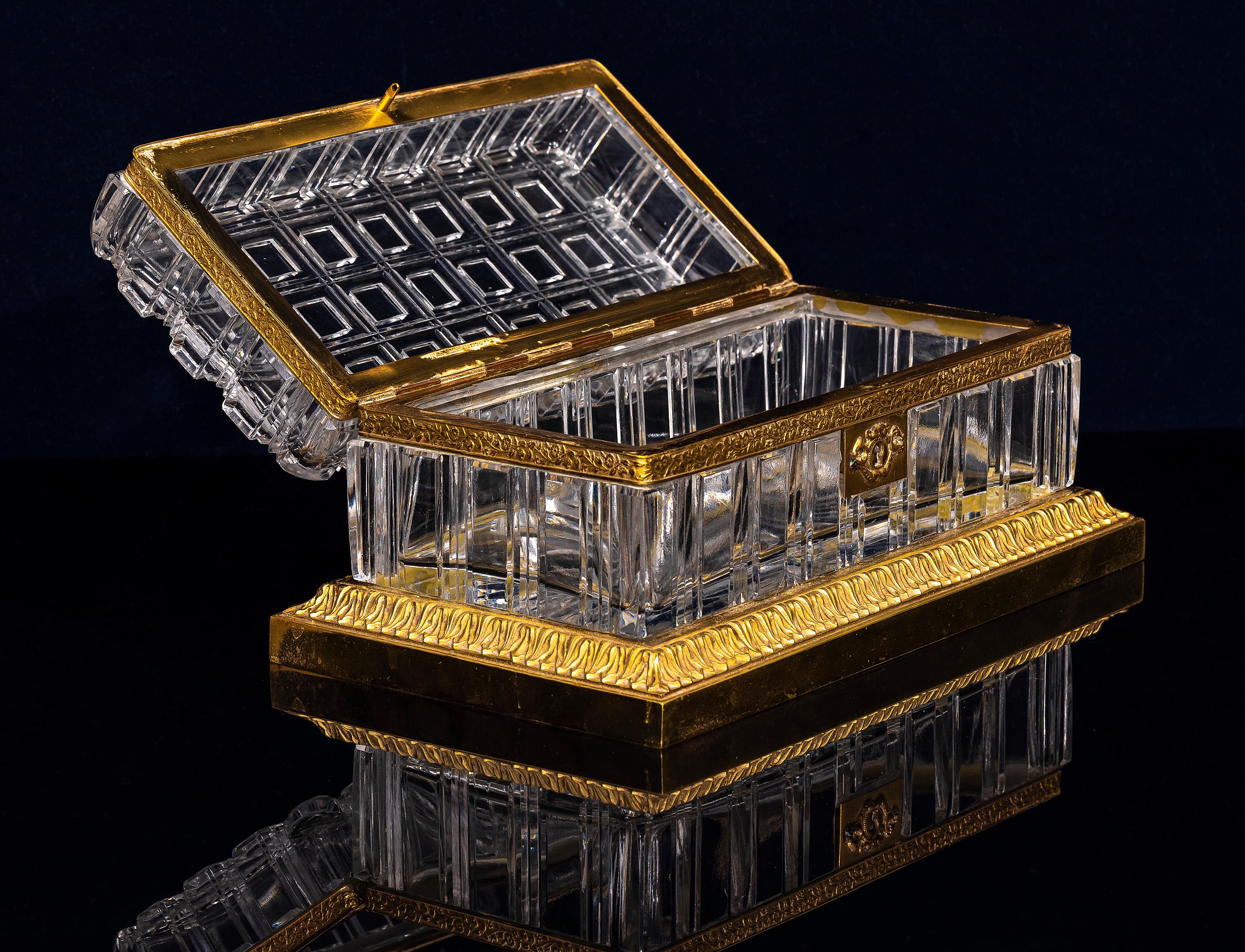 Gran caja francesa antigua del s. XIX con tapa de cristal de Baccarat y montura de ormolu en Bueno estado para la venta en New York, NY