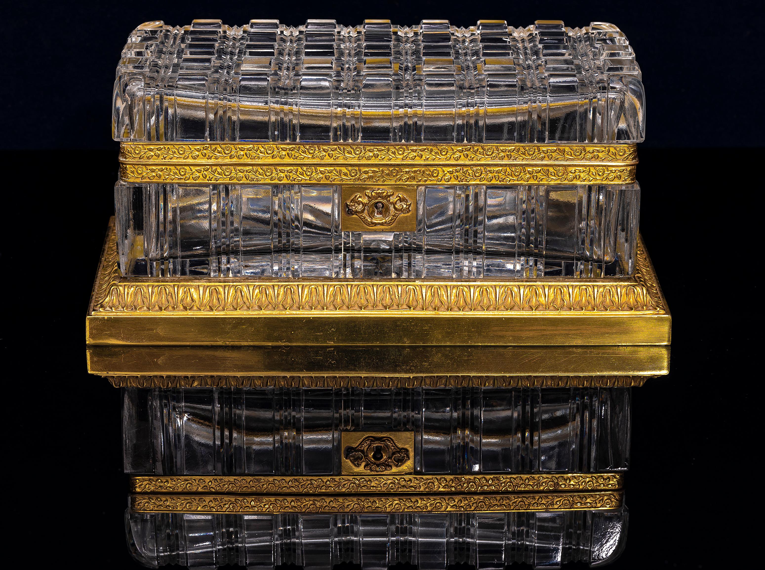 Gran caja francesa antigua del s. XIX con tapa de cristal de Baccarat y montura de ormolu Mediados del siglo XIX en venta