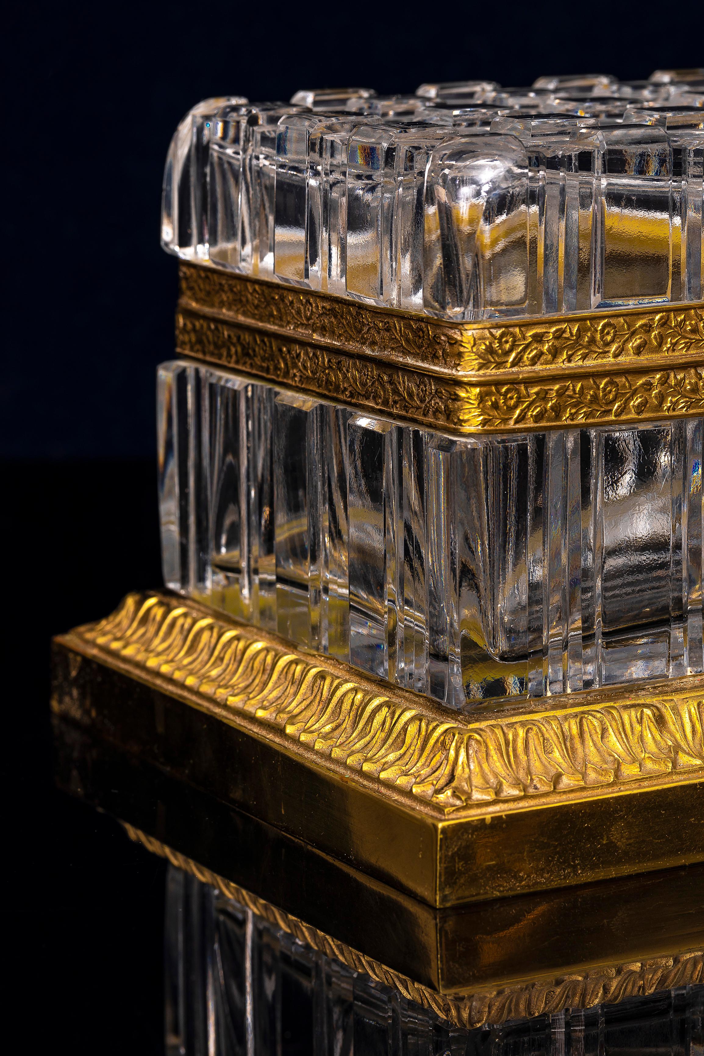 Gran caja francesa antigua del s. XIX con tapa de cristal de Baccarat y montura de ormolu en venta 1