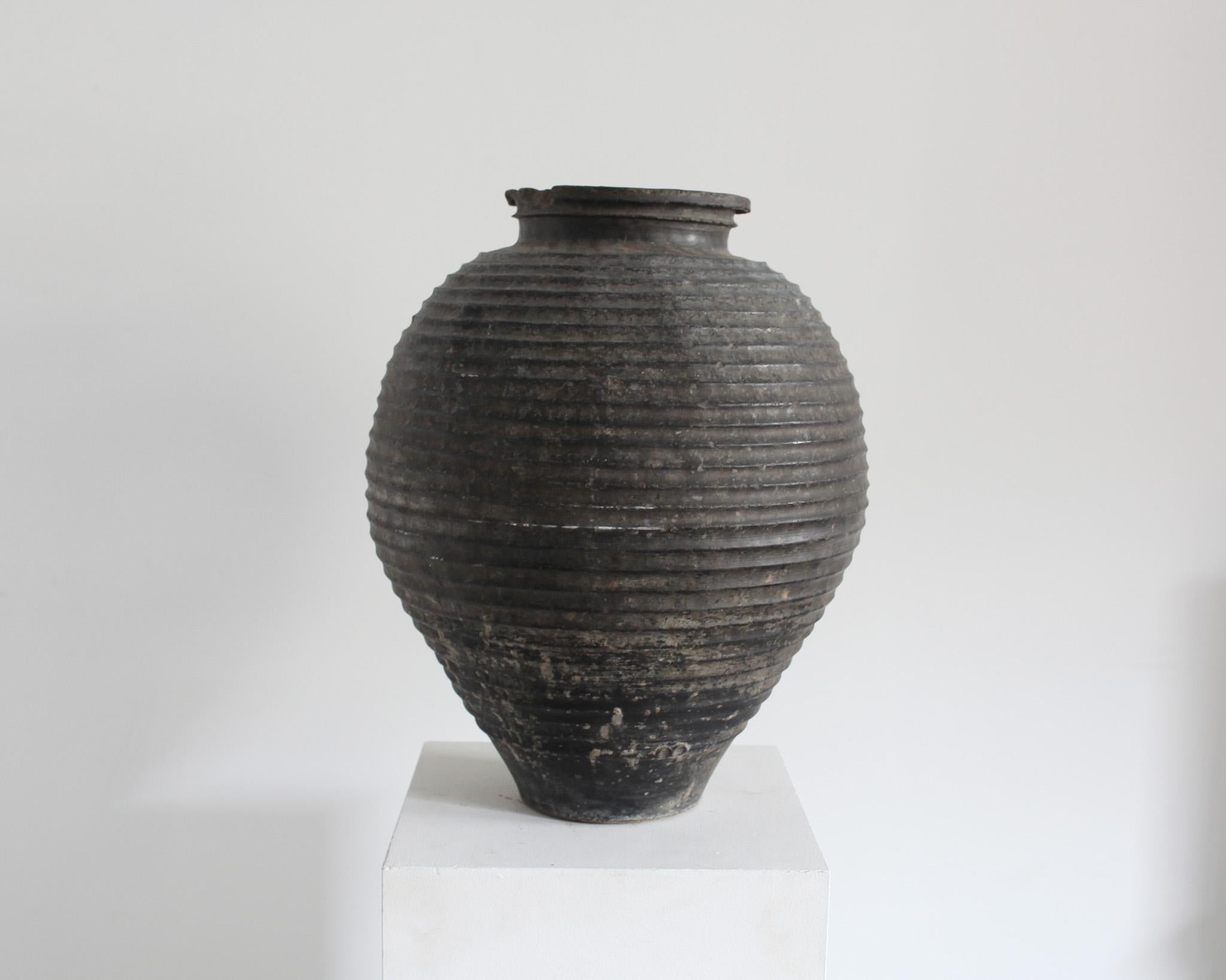 Portugais Grand vase portugais en terre cuite noire du C.C.  en vente