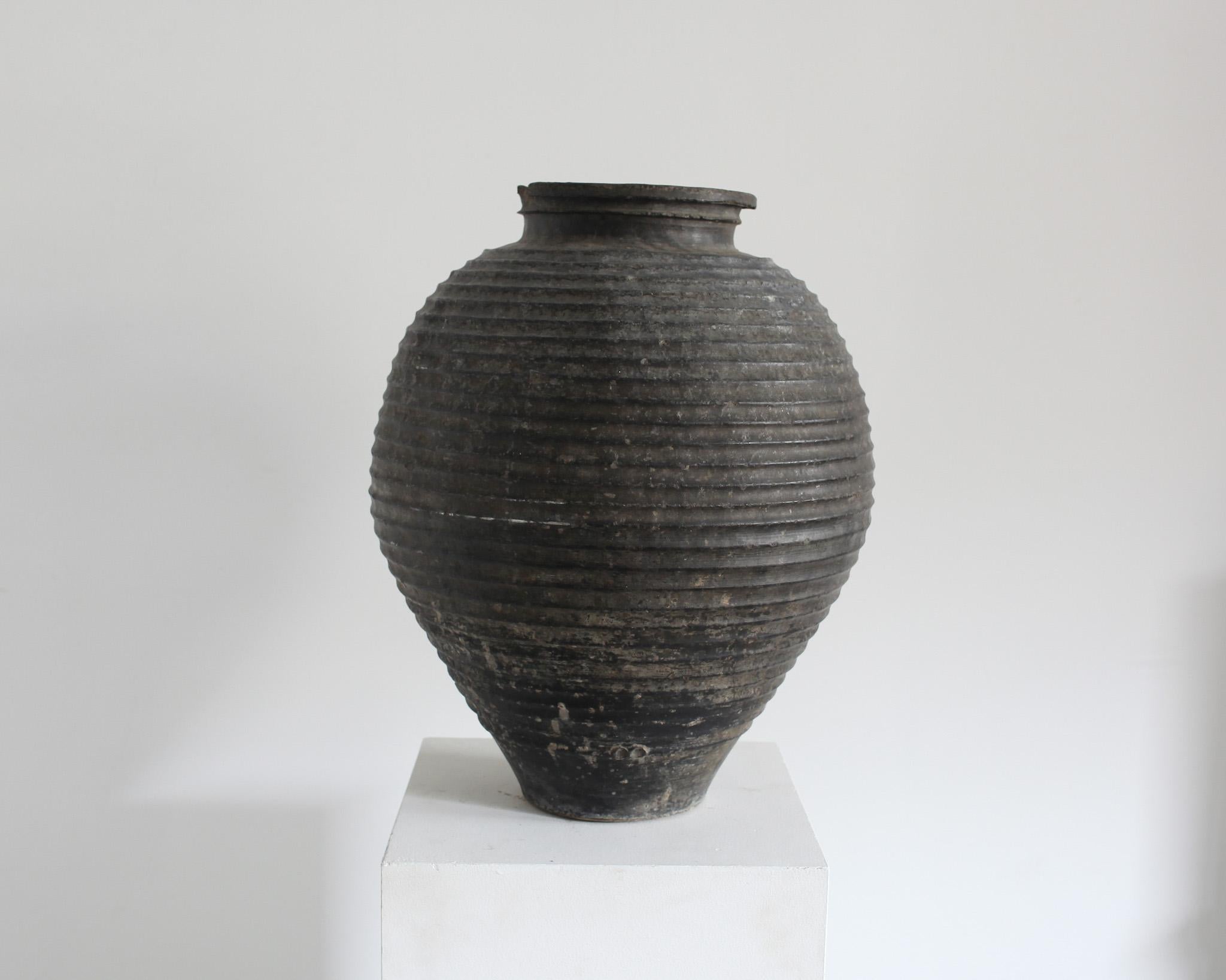 Grand vase portugais en terre cuite noire du C.C.  État moyen - En vente à London, GB