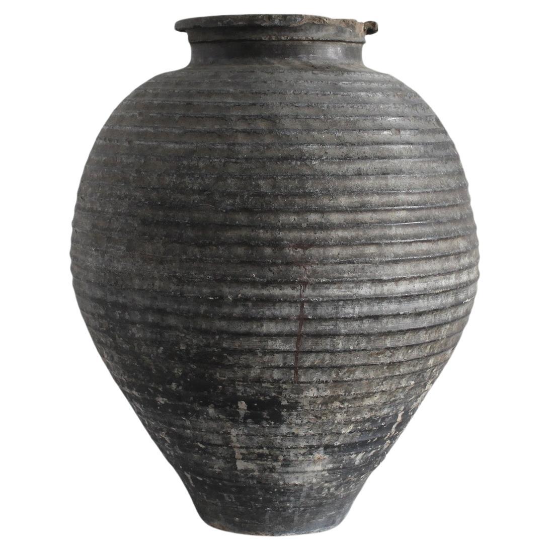 Grand vase portugais en terre cuite noire du C.C.  en vente