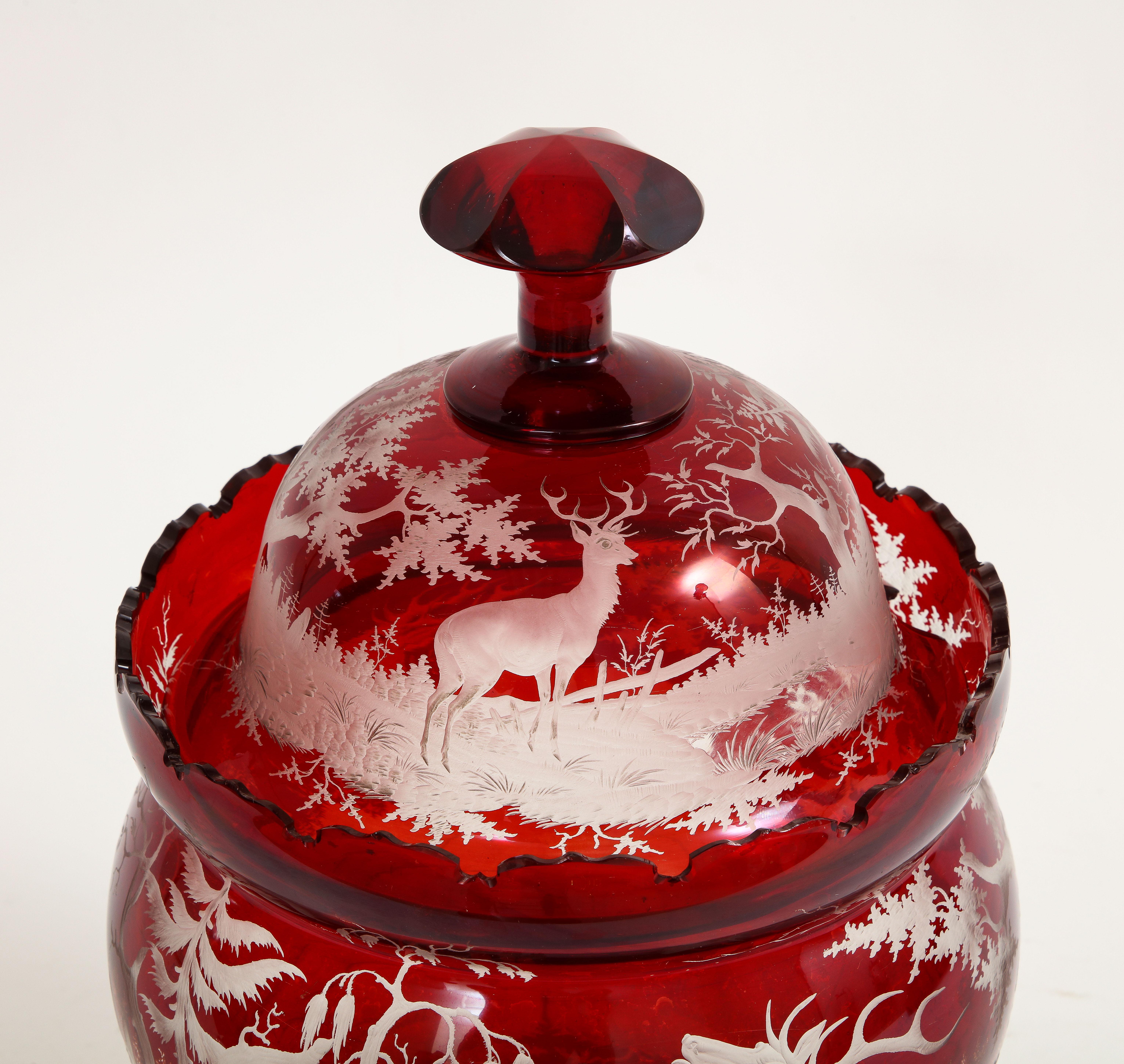 Grand bol à punch en cristal rouge taillé à la main de Bohème du 19ème siècle avec scènes de chasse en vente 2