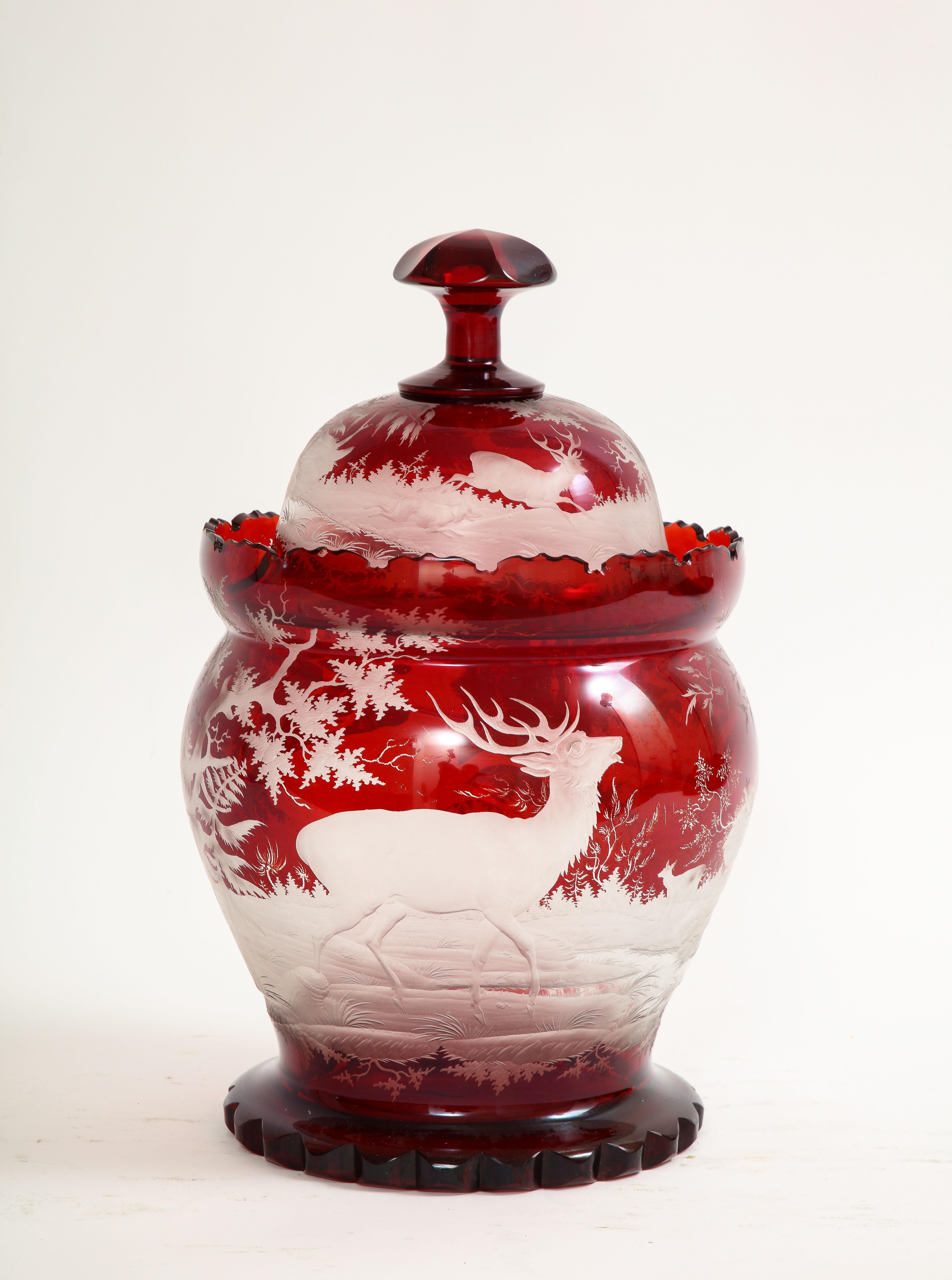 Fantastique et grand bol à punch en cristal de Bohème du XIXe siècle, recouvert de cristal rouge taillé et transparent, avec des scènes de chasse.  Cet ensemble exquis de deux bols à punch présente des sculptures, des gravures et des lavages à