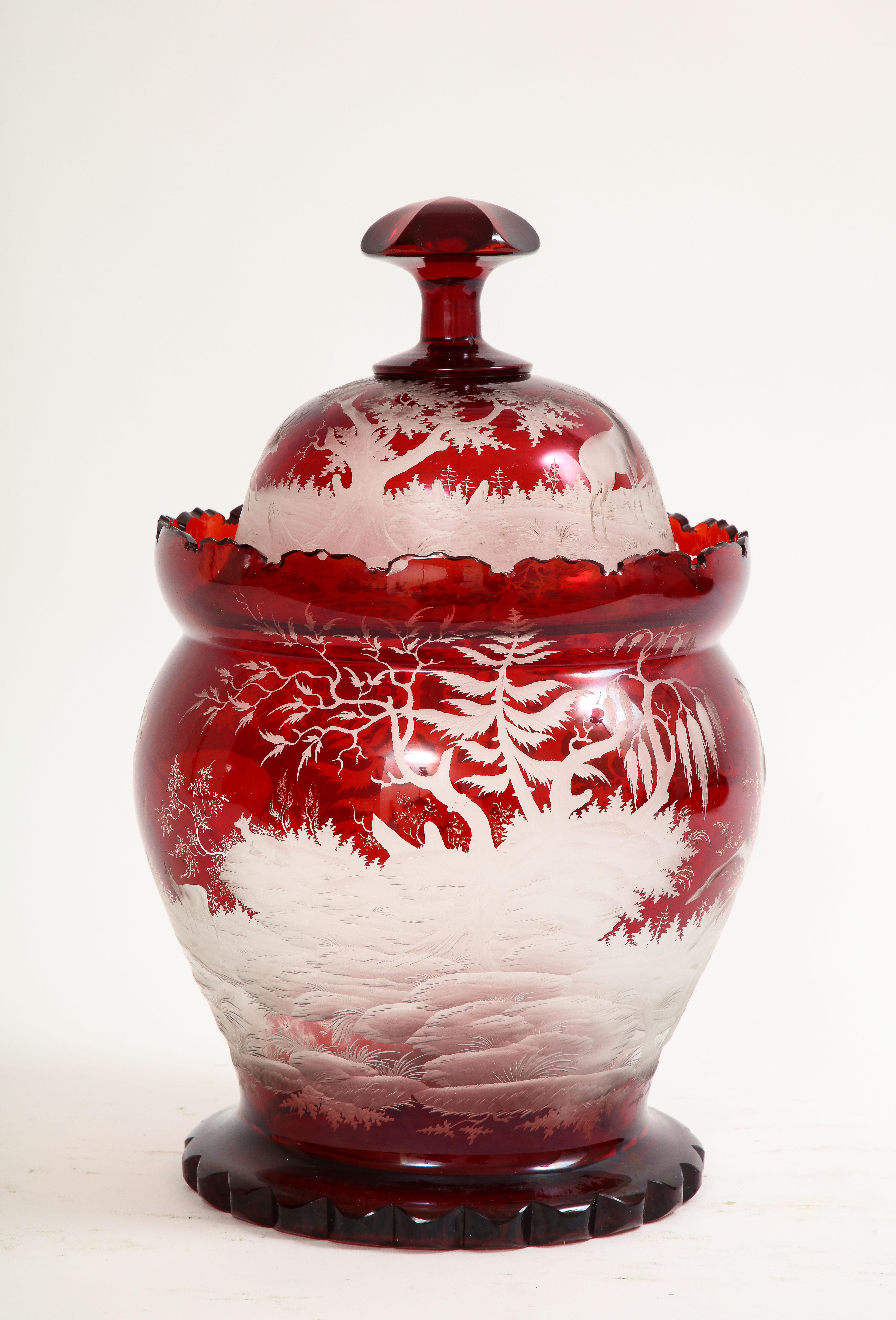 Tchèque Grand bol à punch en cristal rouge taillé à la main de Bohème du 19ème siècle avec scènes de chasse en vente