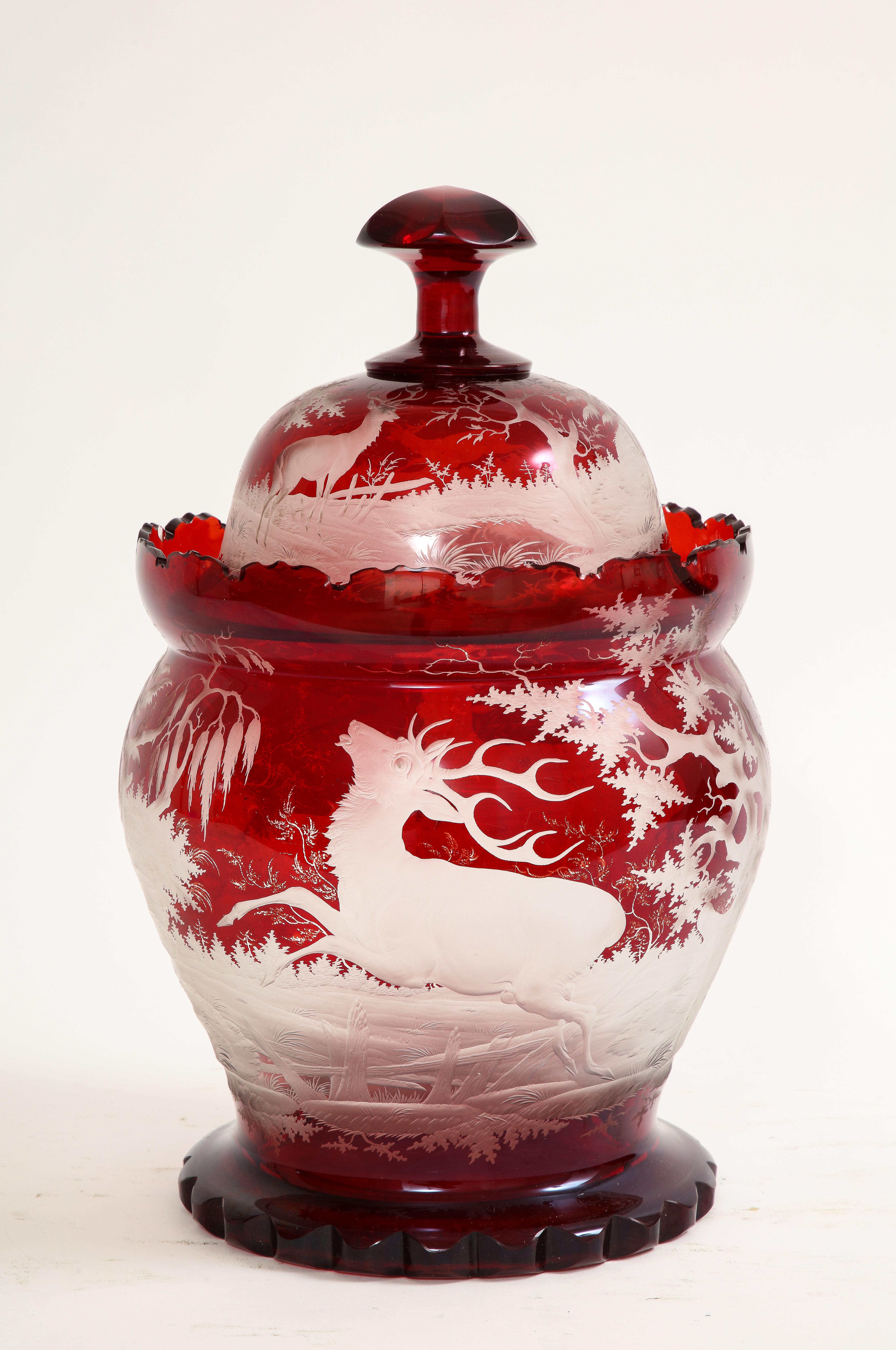 Sculpté à la main Grand bol à punch en cristal rouge taillé à la main de Bohème du 19ème siècle avec scènes de chasse en vente