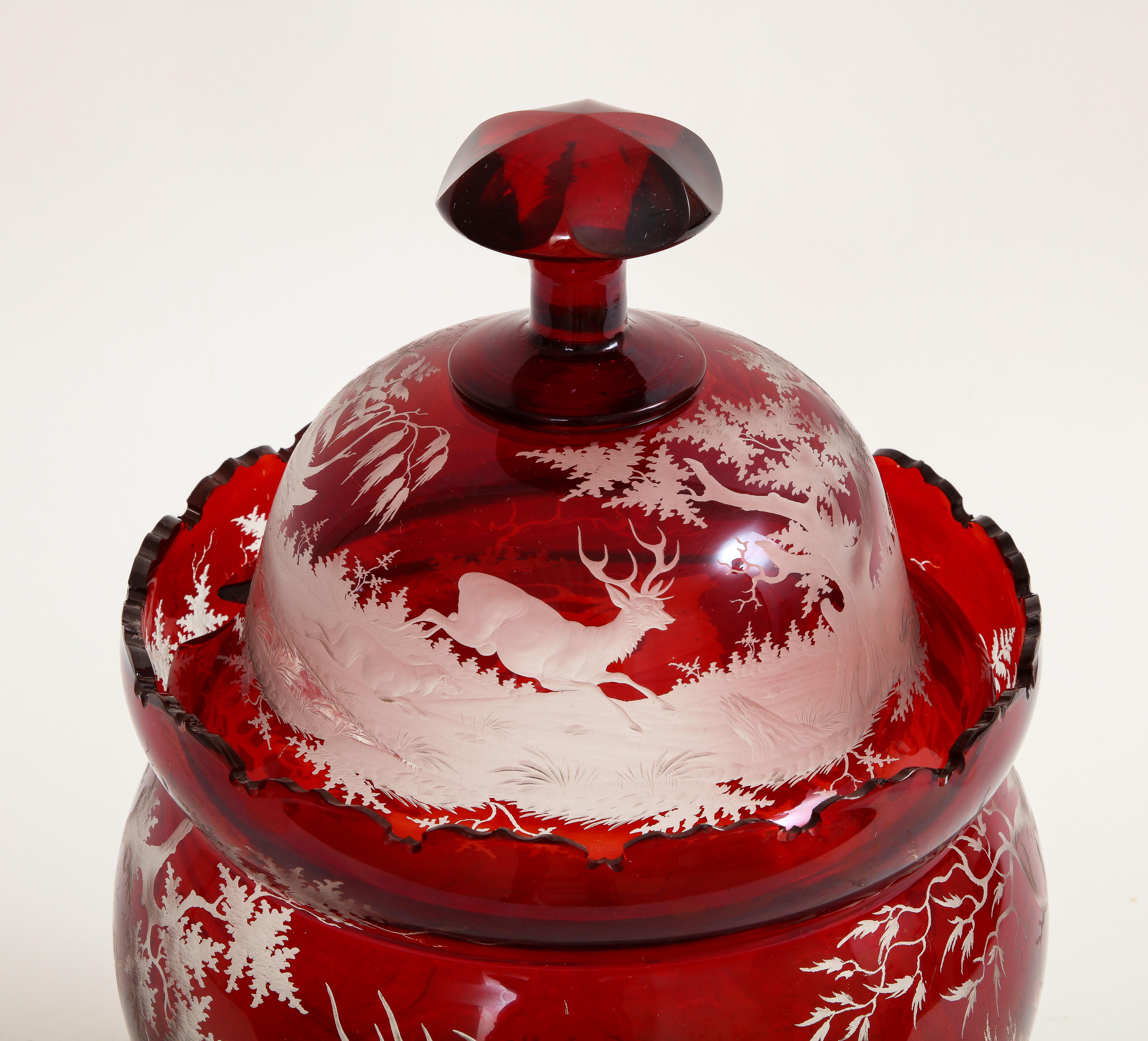 Grand bol à punch en cristal rouge taillé à la main de Bohème du 19ème siècle avec scènes de chasse en vente 1