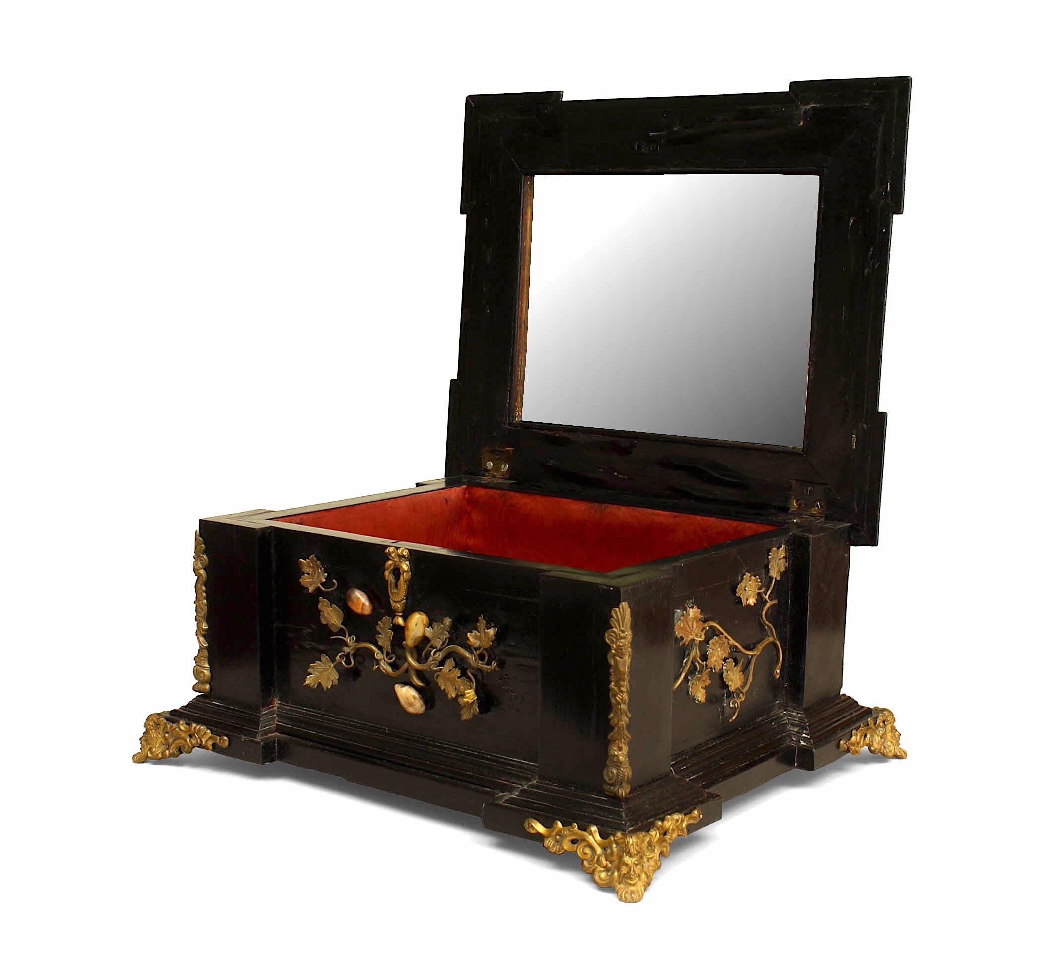 Italian Renaissance Style Lacquered Box In Good Condition For Sale In New York, NY