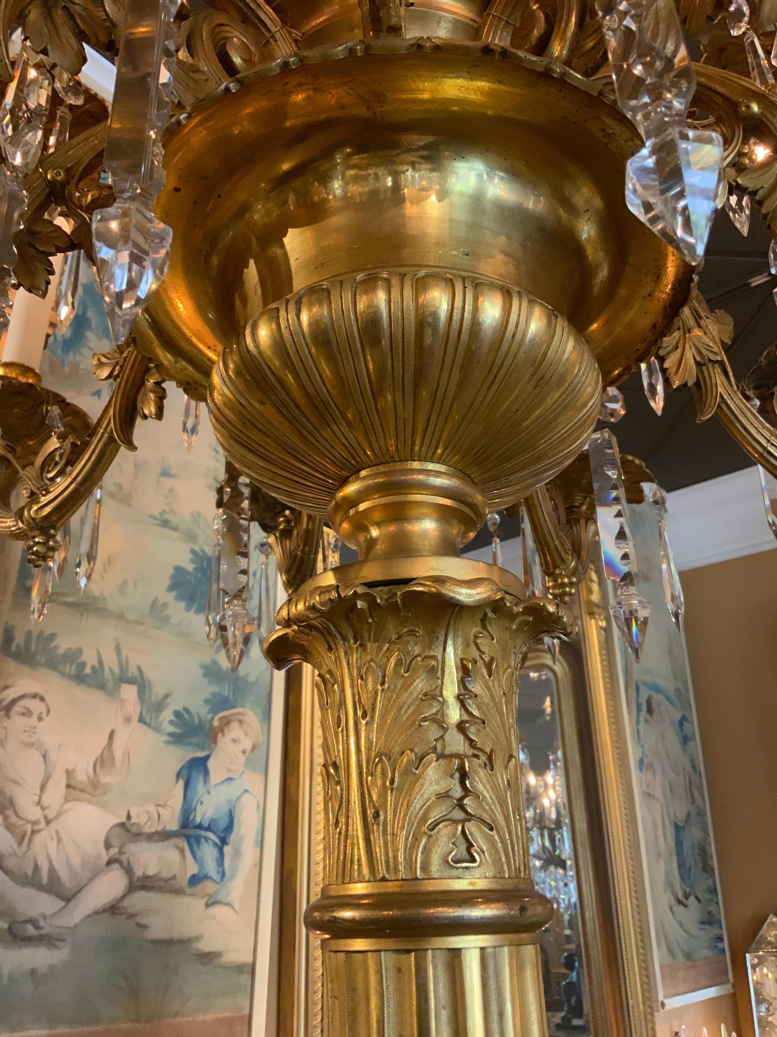 XIXe siècle Grand 19e  c. Torchères/candelabrum français à 19 lumières en bronze doré et cristal en vente