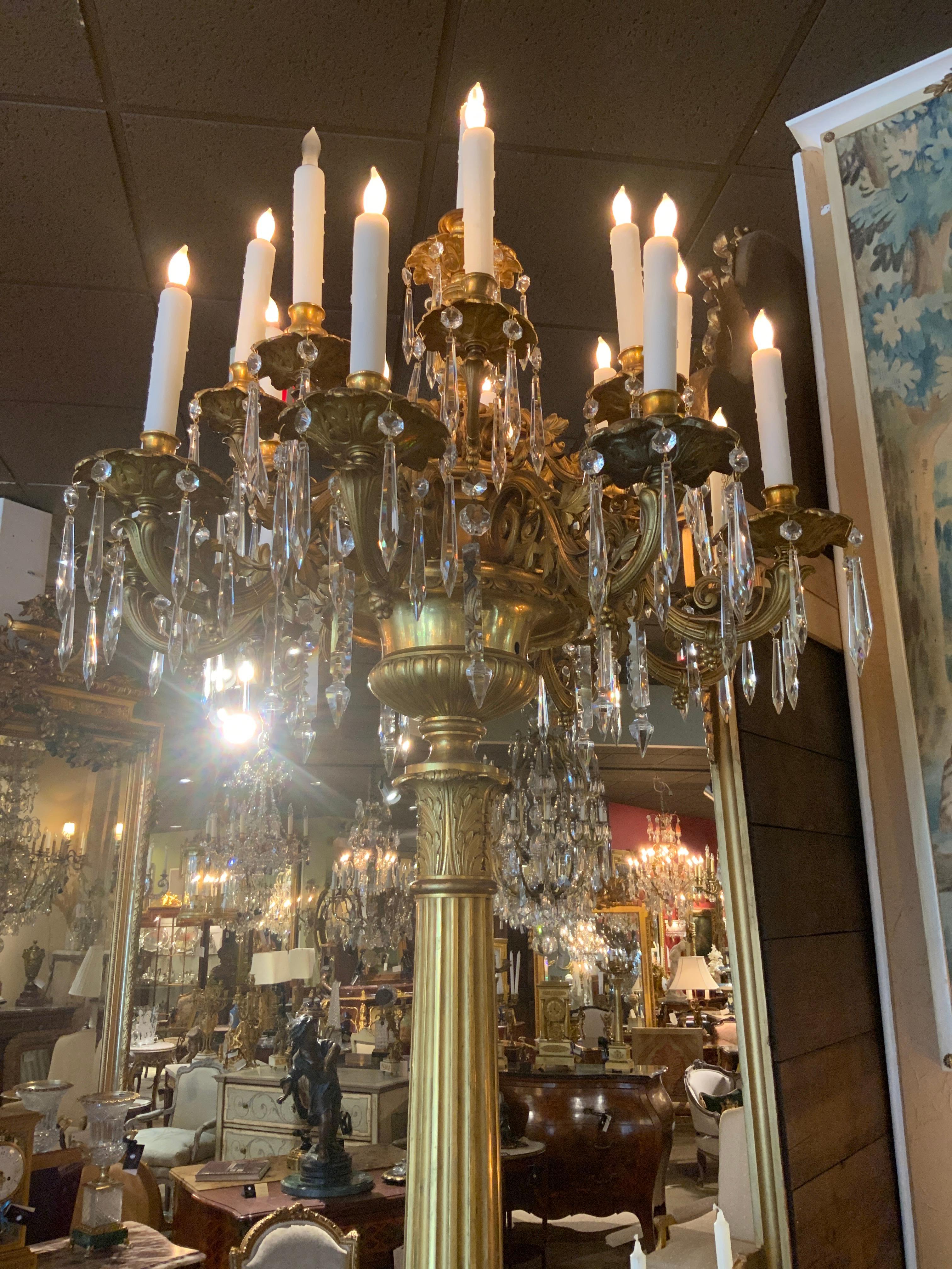 Bronze Grand 19e  c. Torchères/candelabrum français à 19 lumières en bronze doré et cristal en vente