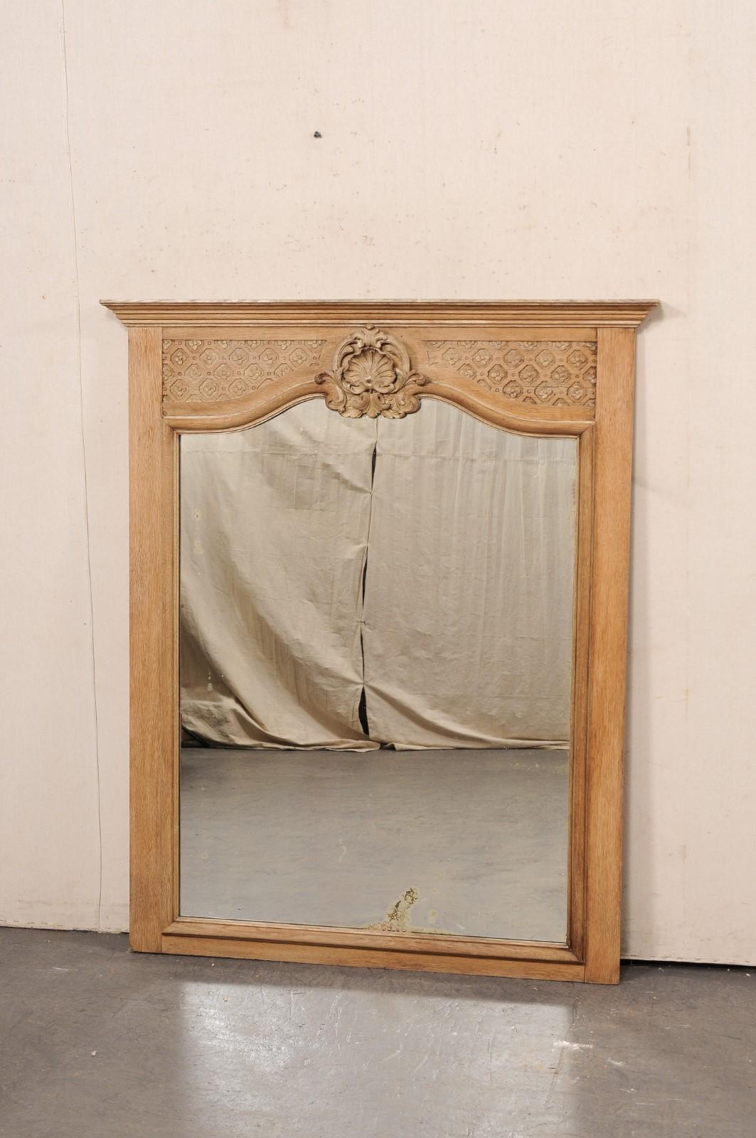 Français Grand miroir français du 19e siècle en bois sculpté à motifs floraux et coquillages avec Verre en vente