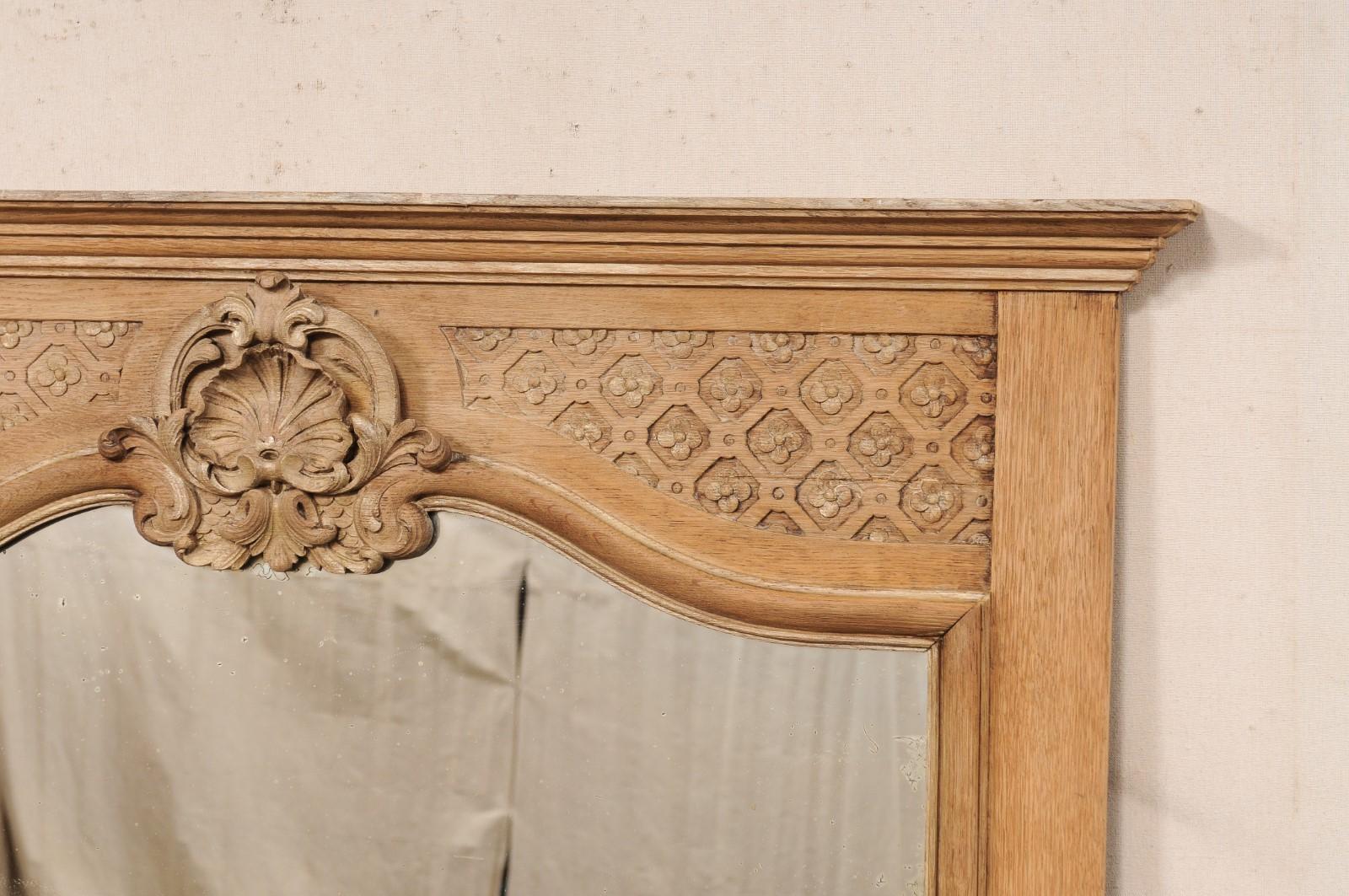 XIXe siècle Grand miroir français du 19e siècle en bois sculpté à motifs floraux et coquillages avec Verre en vente