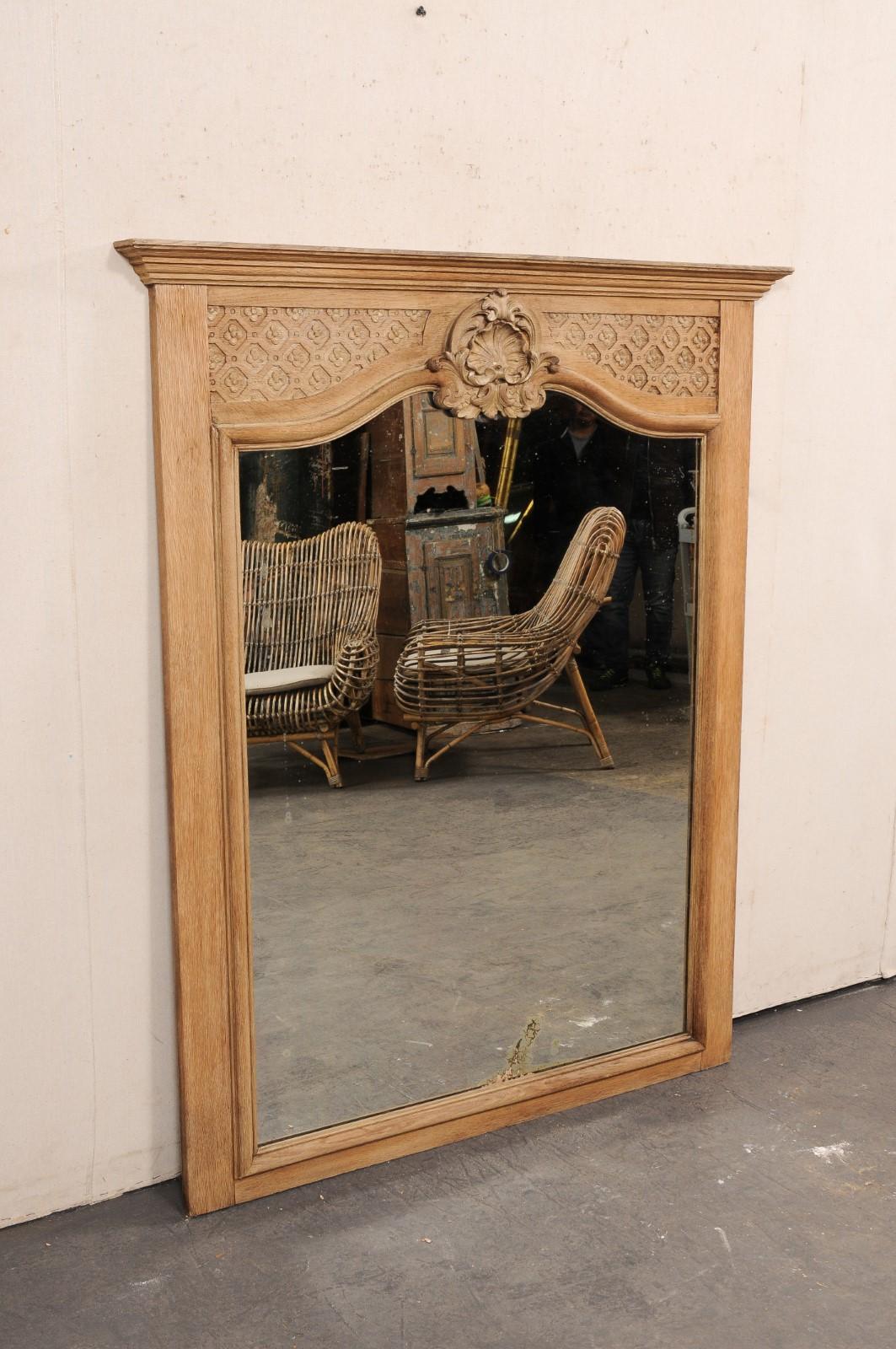 Grand miroir français du 19e siècle en bois sculpté à motifs floraux et coquillages avec Verre en vente 2