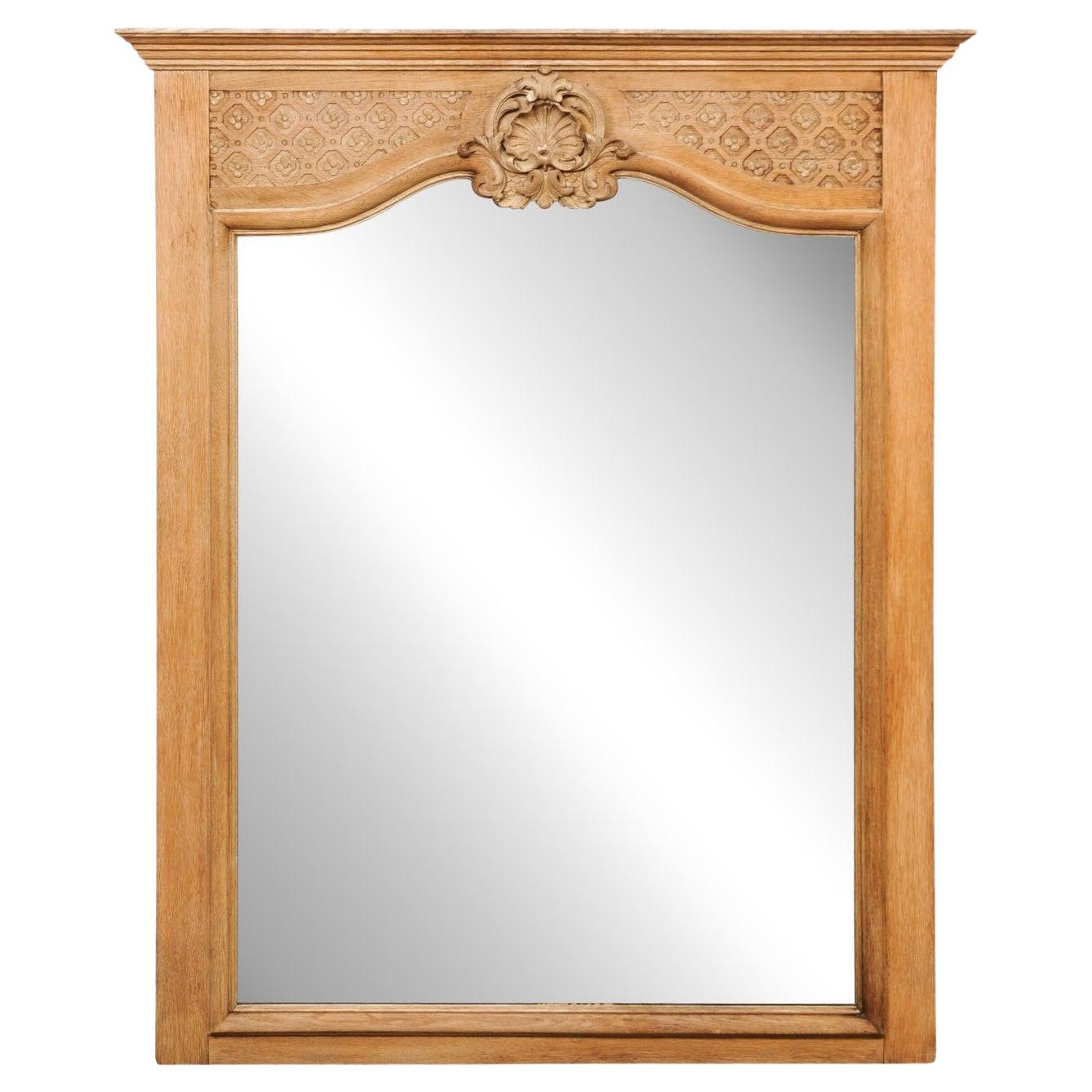 Grand miroir français du 19e siècle en bois sculpté à motifs floraux et coquillages avec Verre