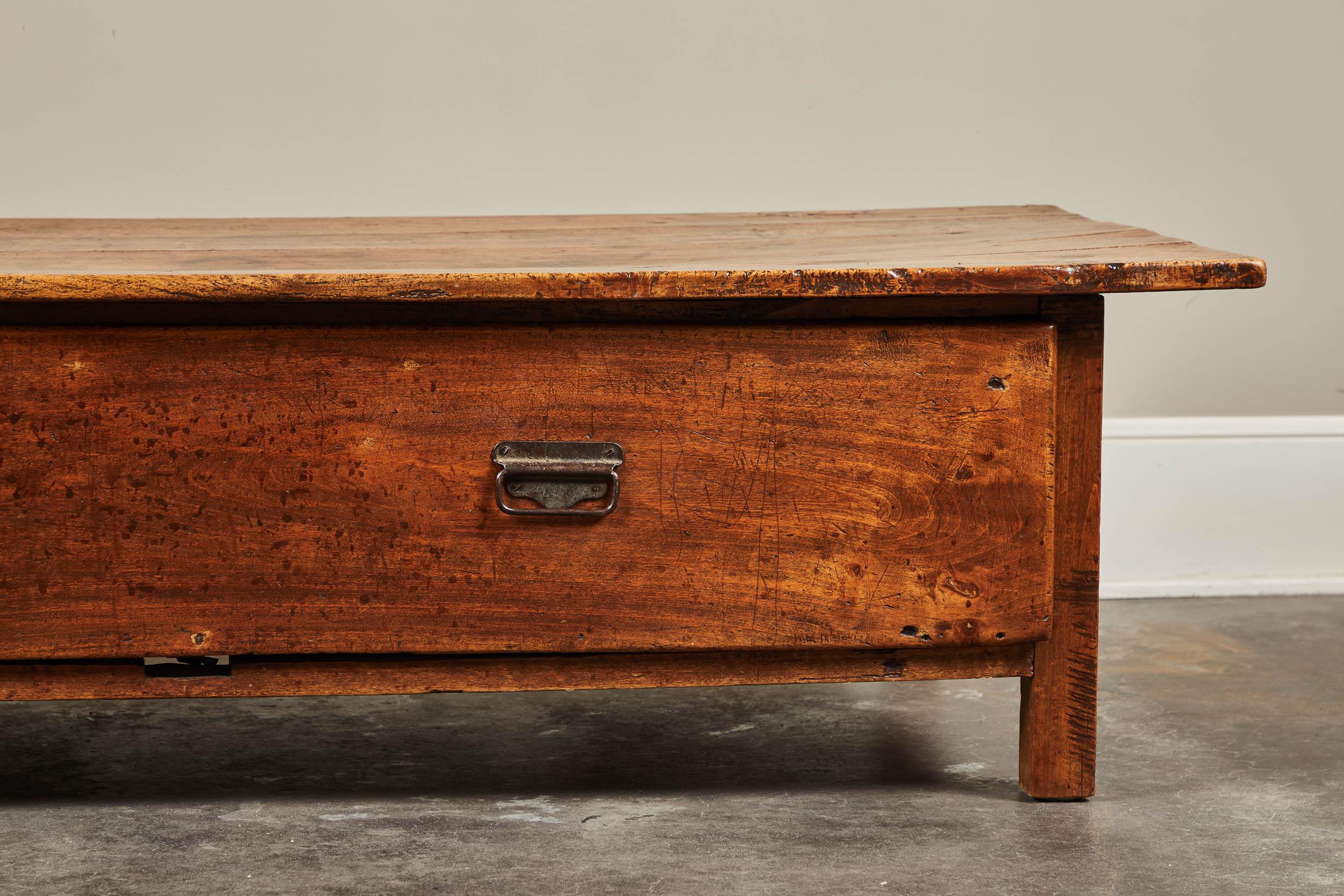 Large 19th Century French Farmhouse Single Drawer Coffee Table (Französische Provence)