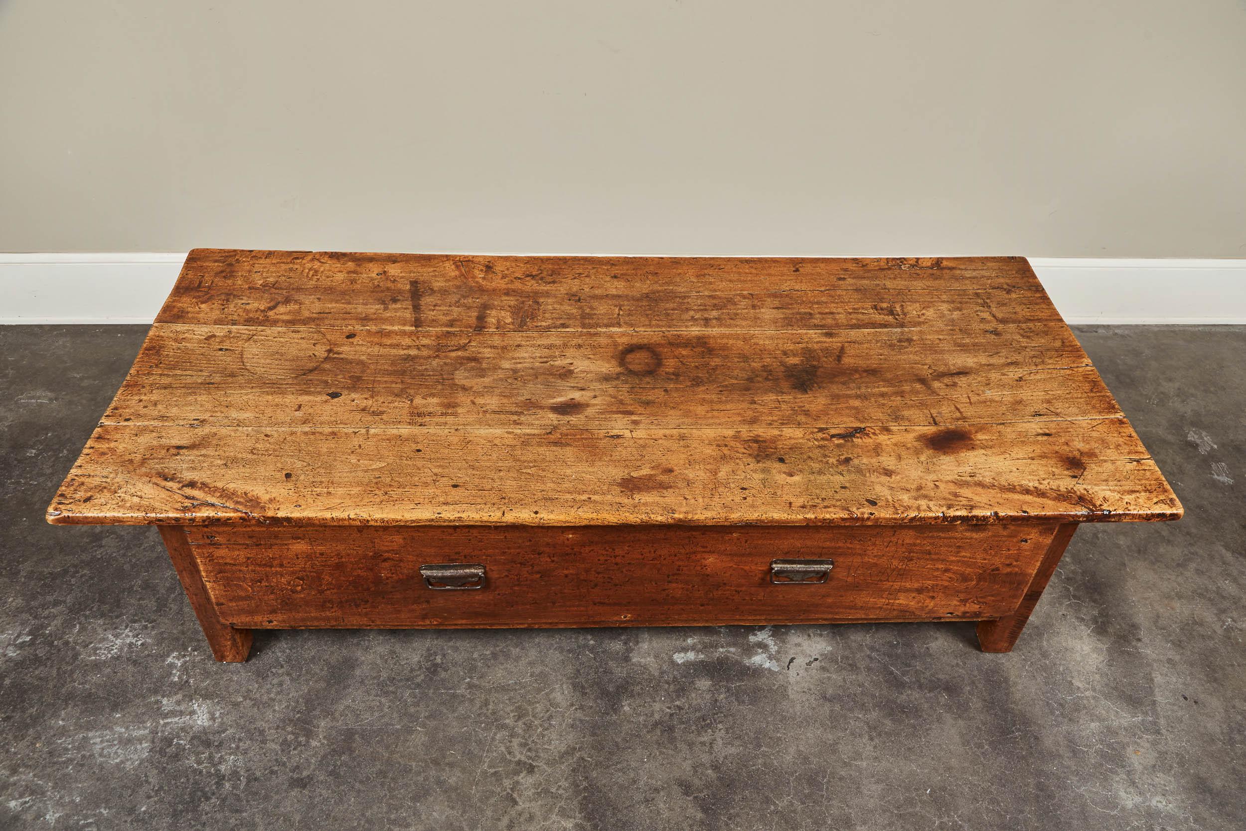 Large 19th Century French Farmhouse Single Drawer Coffee Table im Zustand „Gut“ in Pasadena, CA