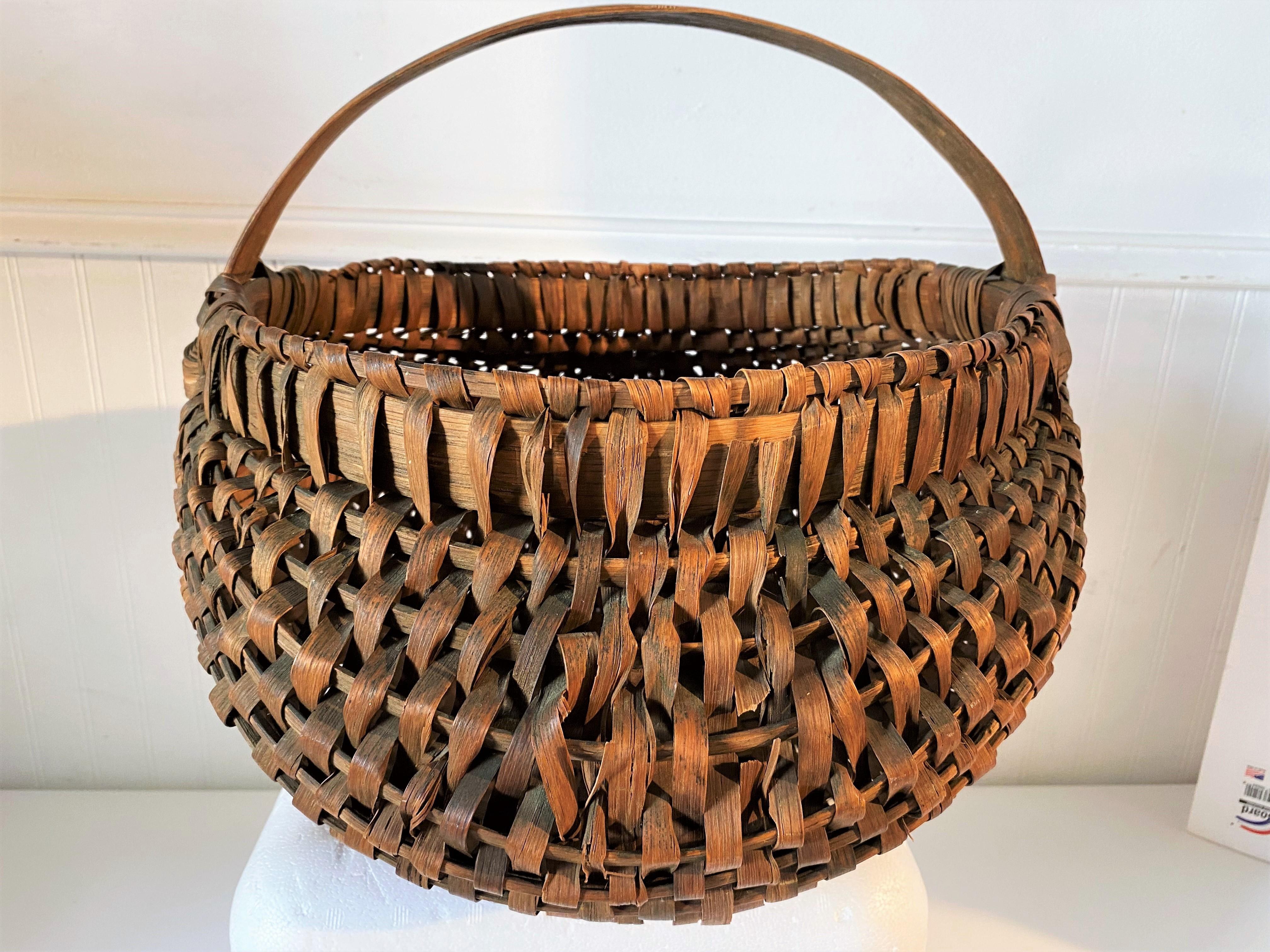 Large 19th C Hand Woven Buttocks Handled Basket from New England In Good Condition In Los Angeles, CA