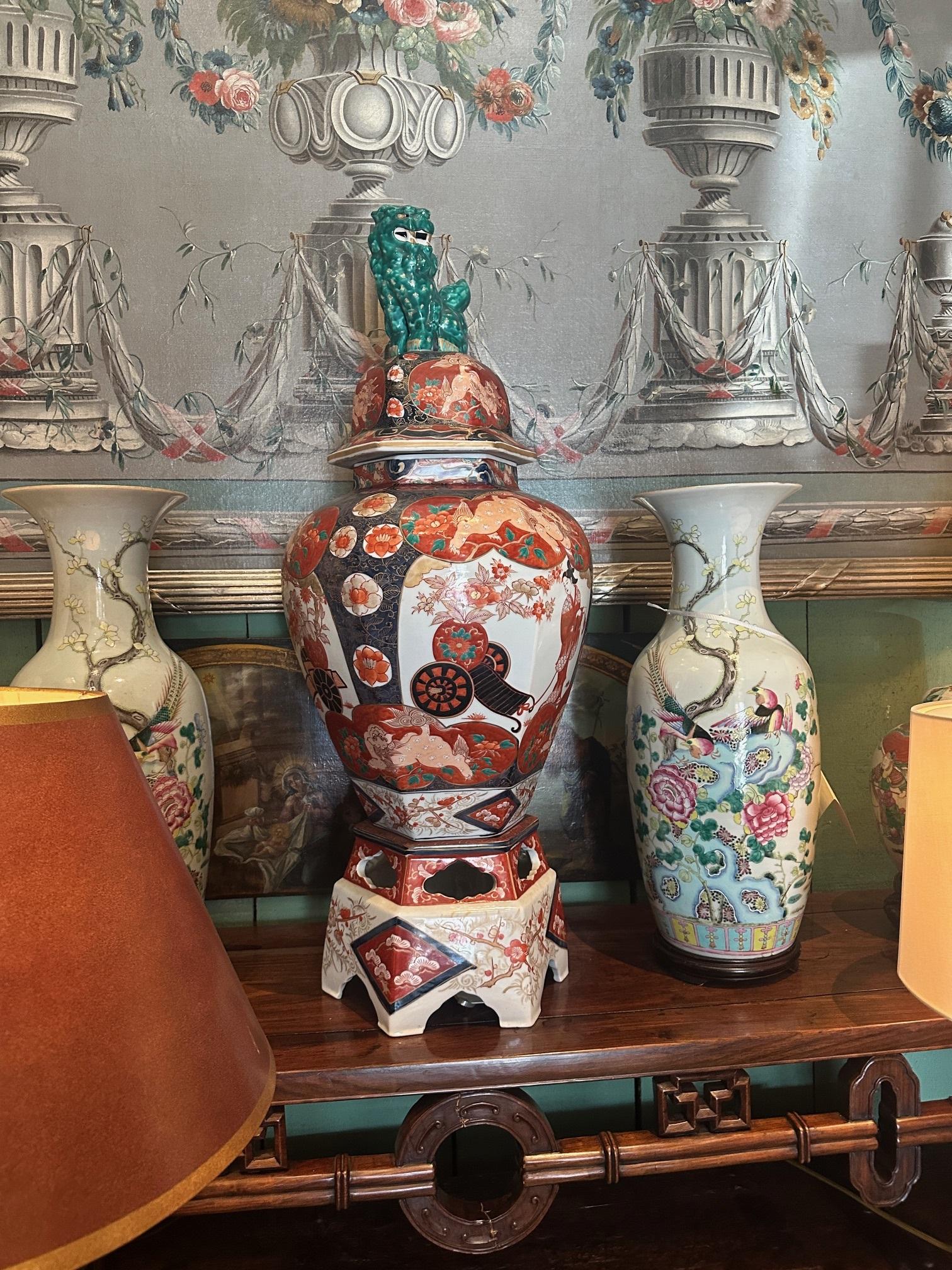 Grande vaso da tempio Imari del XIX secolo. pezzo centrale Vaso da copertura su supporto Antiquariato LA in vendita 9