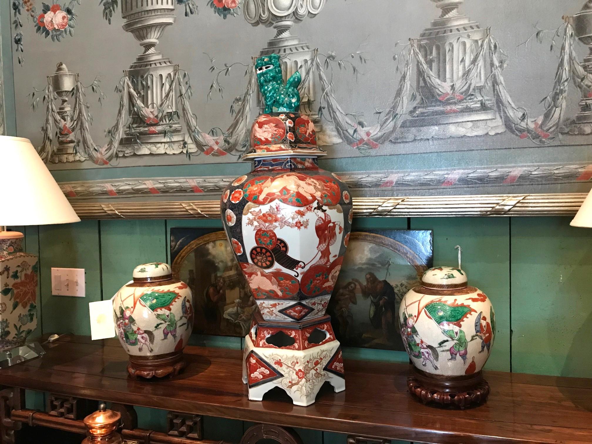 Grande vaso da tempio Imari del 19° secolo. pezzo centrale Vaso da copertura su supporto Antiquariato LA. Grande e imponente vaso con coperchio a balaustro Imari giapponese del 1880-1910, con cani Foo sul coperchio decorati con stelle e motivi