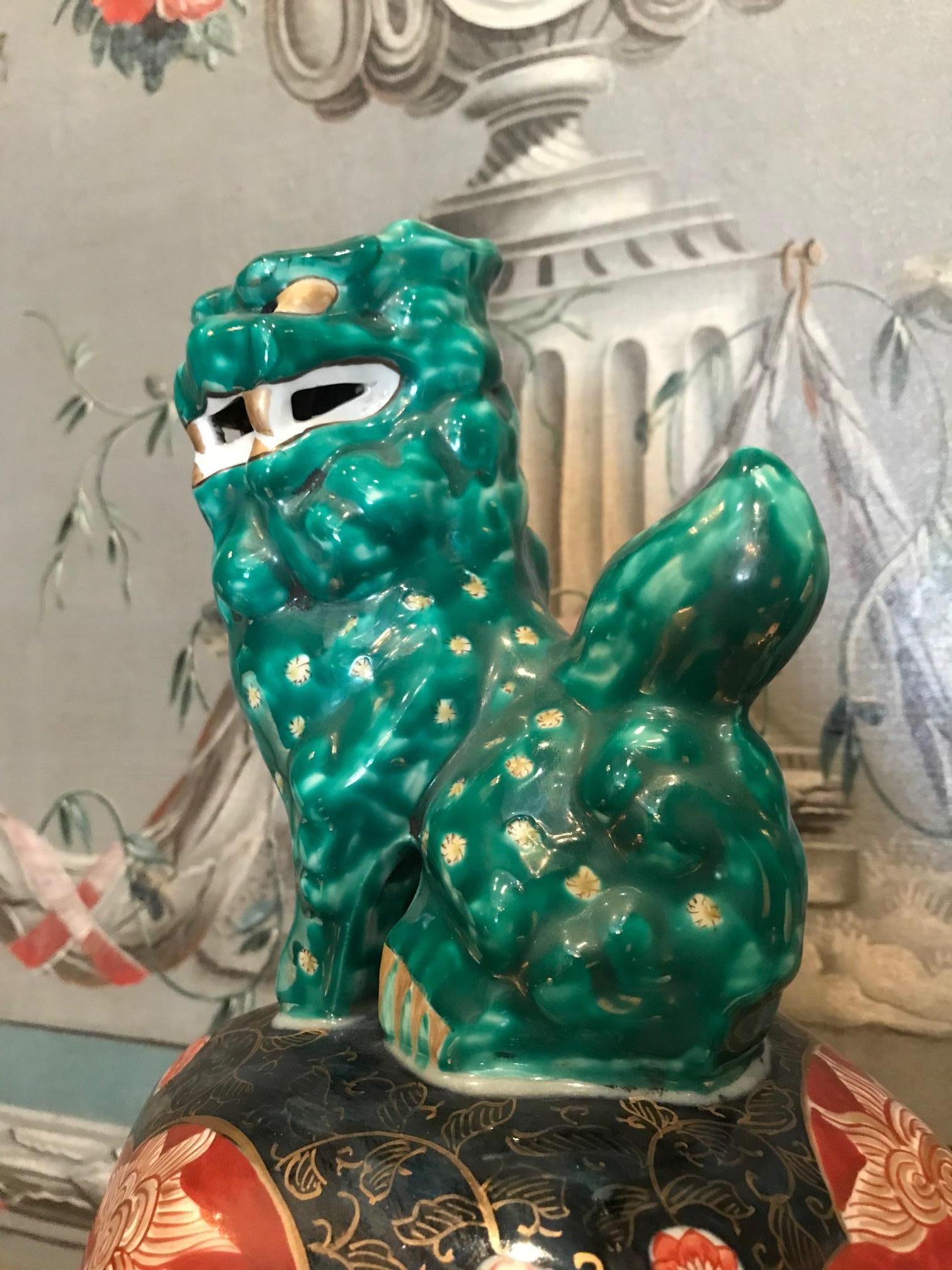 Cotto in fornace Grande vaso da tempio Imari del XIX secolo. pezzo centrale Vaso da copertura su supporto Antiquariato LA in vendita