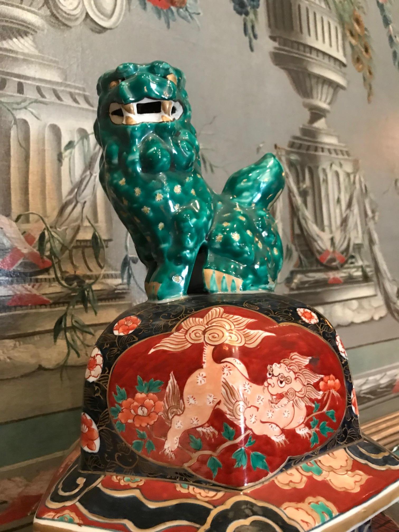 Grande vaso da tempio Imari del XIX secolo. pezzo centrale Vaso da copertura su supporto Antiquariato LA In condizioni buone in vendita a West Hollywood, CA