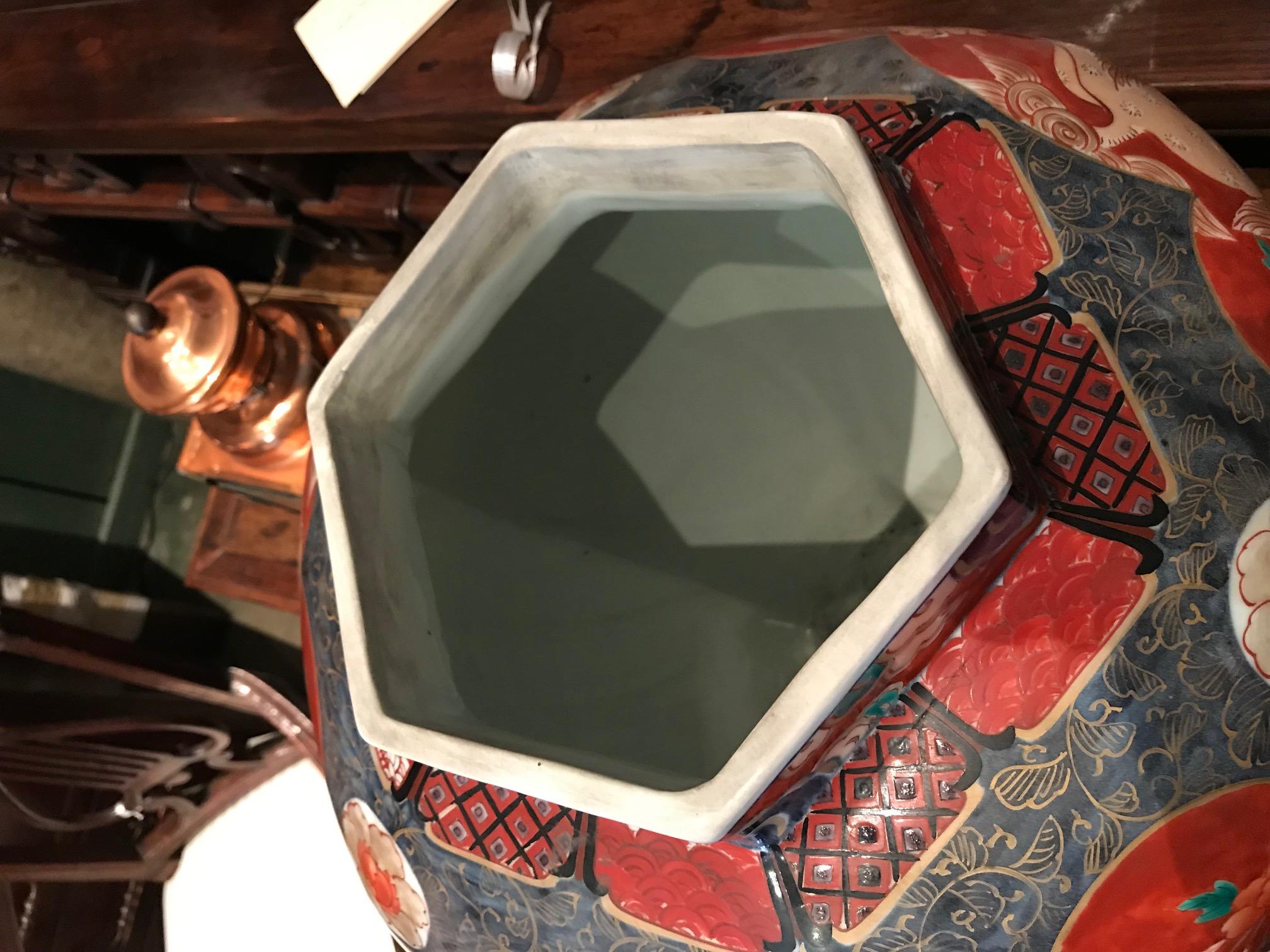 Grande vaso da tempio Imari del XIX secolo. pezzo centrale Vaso da copertura su supporto Antiquariato LA in vendita 3