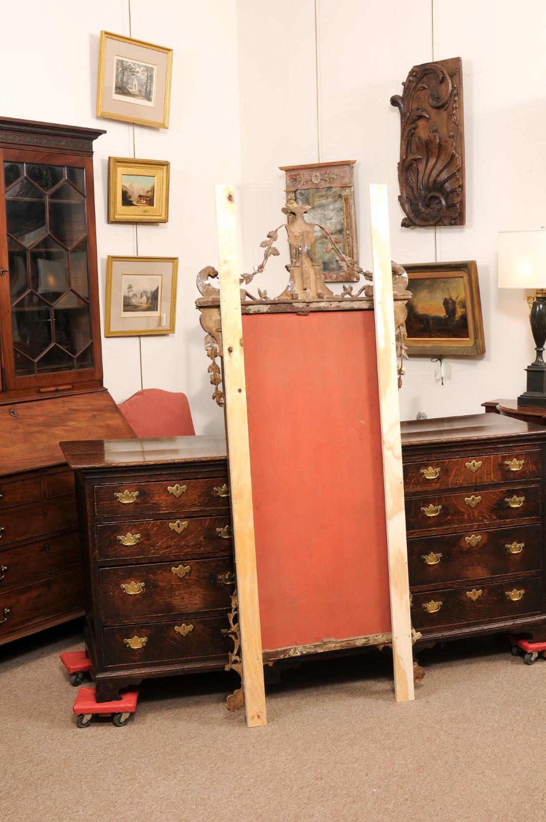 Grand miroir néoclassique italien du 19ème siècle en bois doré avec crête d'urne et pieds en pattes en vente 5