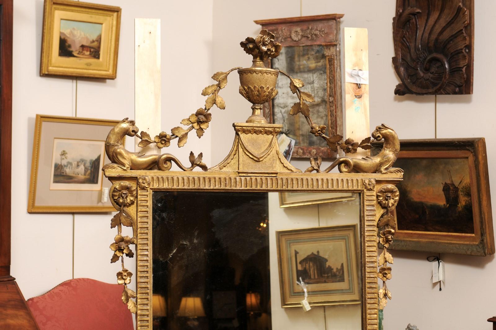 Néoclassique Grand miroir néoclassique italien du 19ème siècle en bois doré avec crête d'urne et pieds en pattes en vente