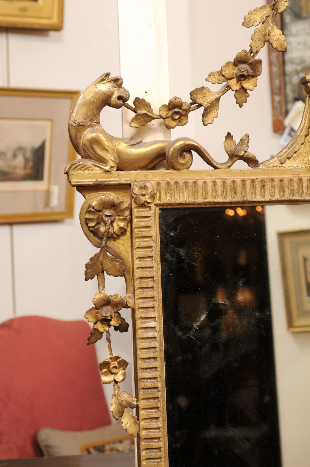 Grand miroir néoclassique italien du 19ème siècle en bois doré avec crête d'urne et pieds en pattes Bon état - En vente à Atlanta, GA