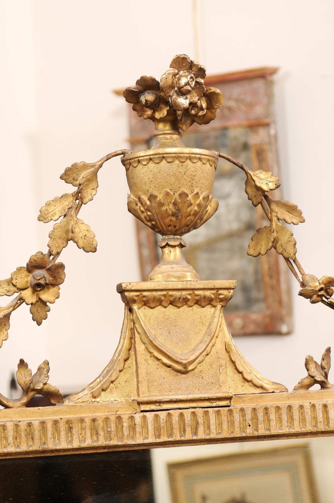 XIXe siècle Grand miroir néoclassique italien du 19ème siècle en bois doré avec crête d'urne et pieds en pattes en vente