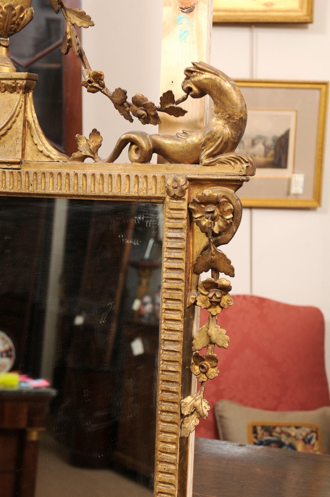 Bois doré Grand miroir néoclassique italien du 19ème siècle en bois doré avec crête d'urne et pieds en pattes en vente