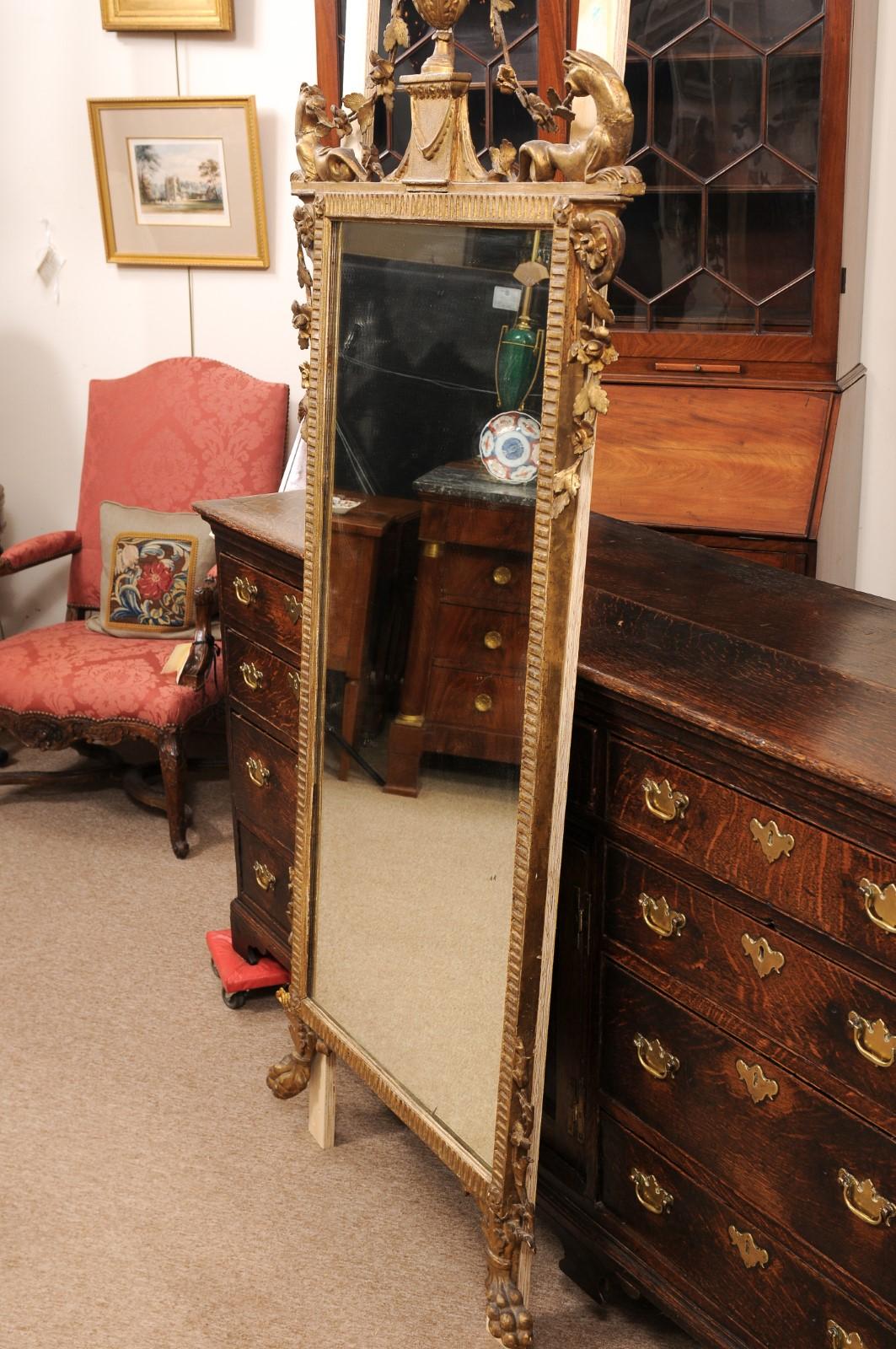 Grand miroir néoclassique italien du 19ème siècle en bois doré avec crête d'urne et pieds en pattes en vente 1
