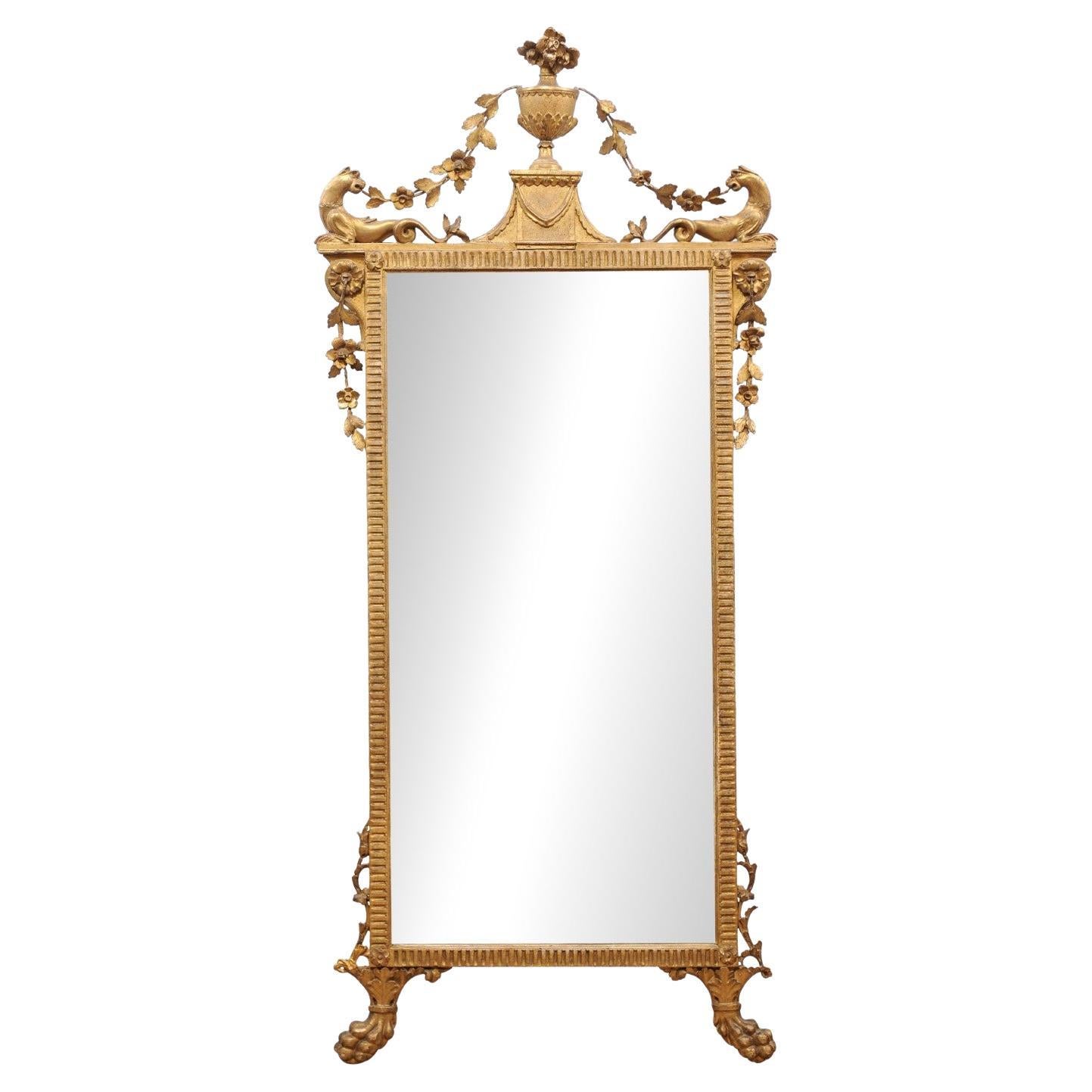 Grand miroir néoclassique italien du 19ème siècle en bois doré avec crête d'urne et pieds en pattes en vente