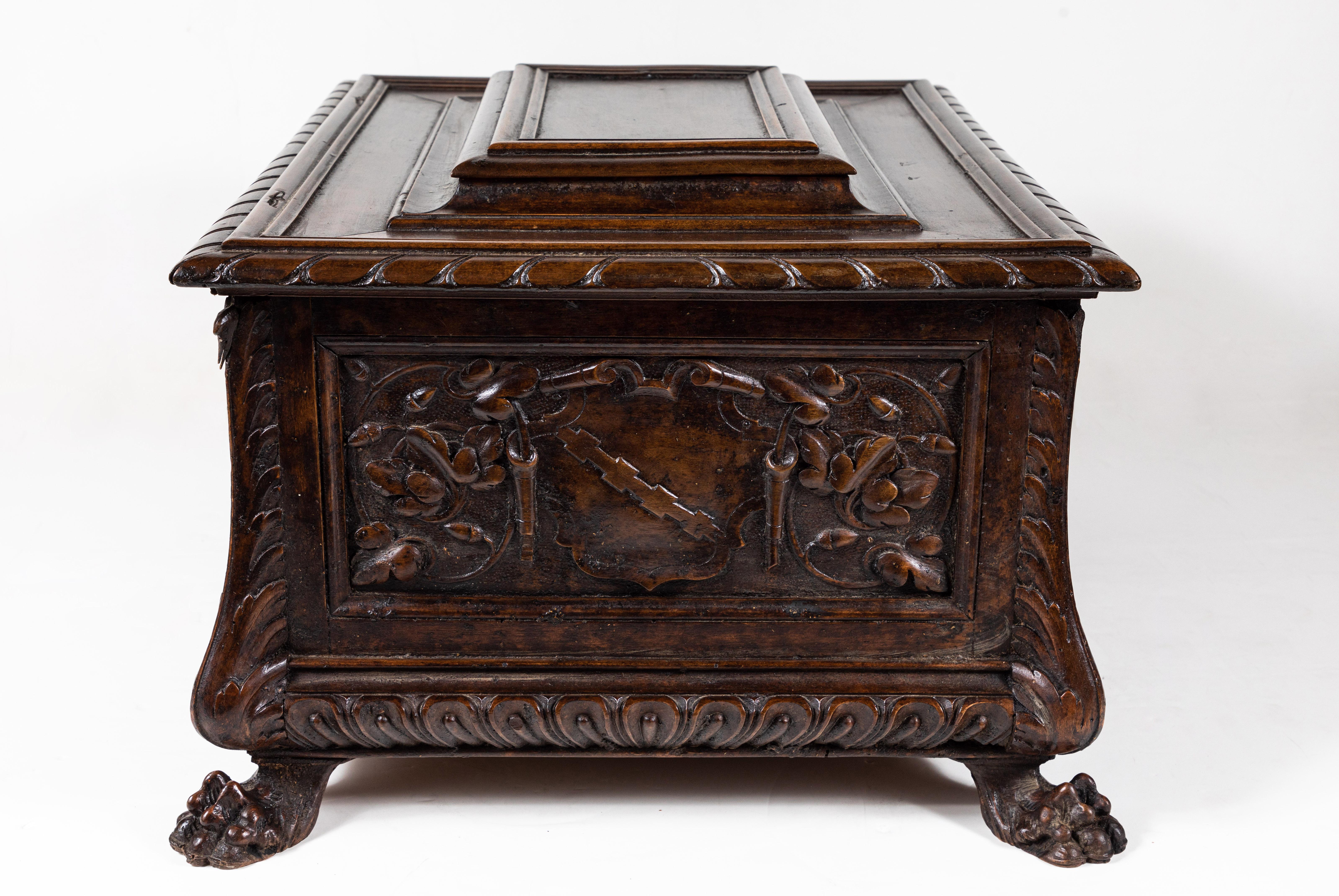 Grand coffre en bois, Italie, 19ème siècle en vente 1