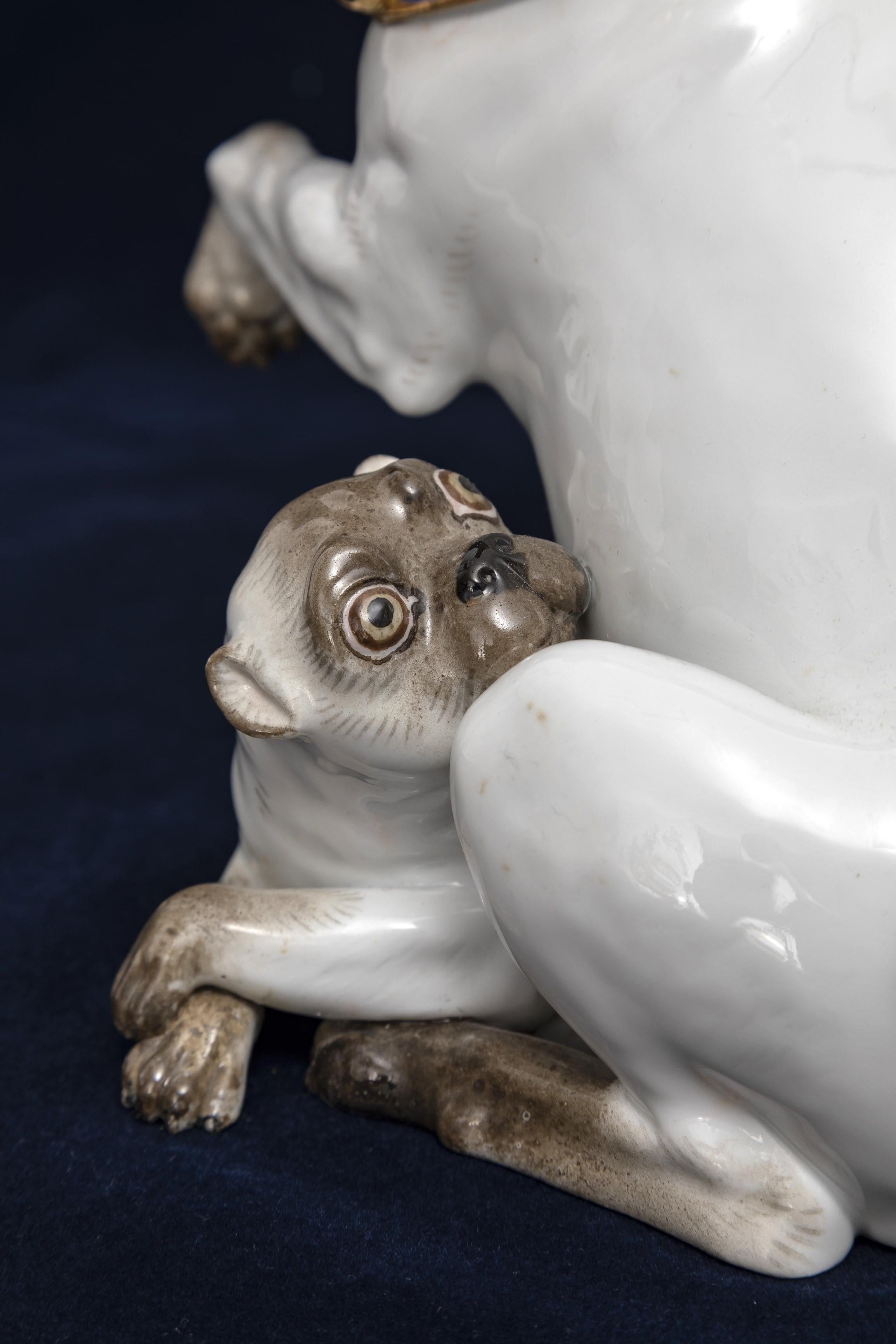 Grande figurine en porcelaine de Meissen du 19e C., mère et Child Pug avec collier en cloche doré en vente 3