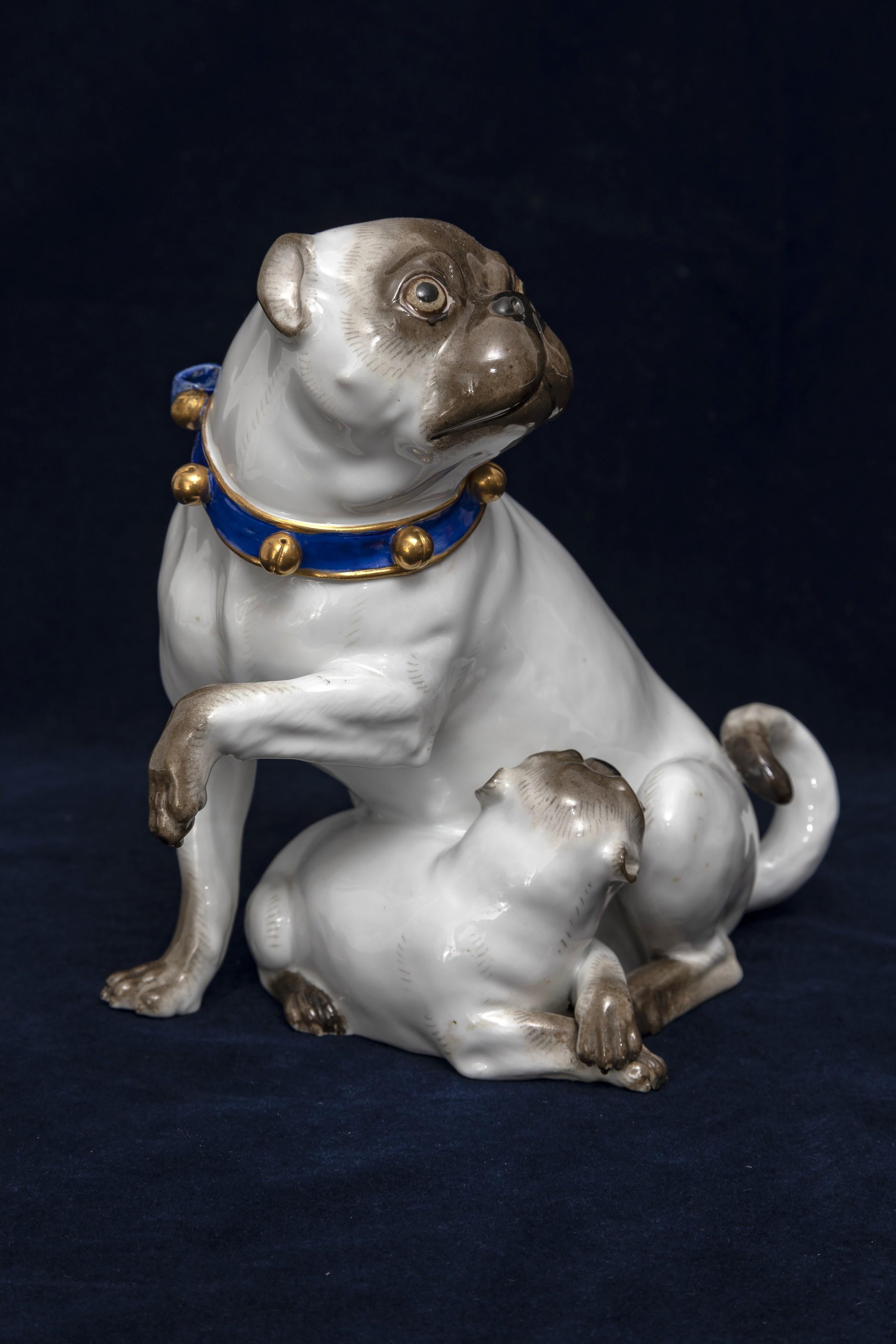 Allemand Grande figurine en porcelaine de Meissen du 19e C., mère et Child Pug avec collier en cloche doré en vente