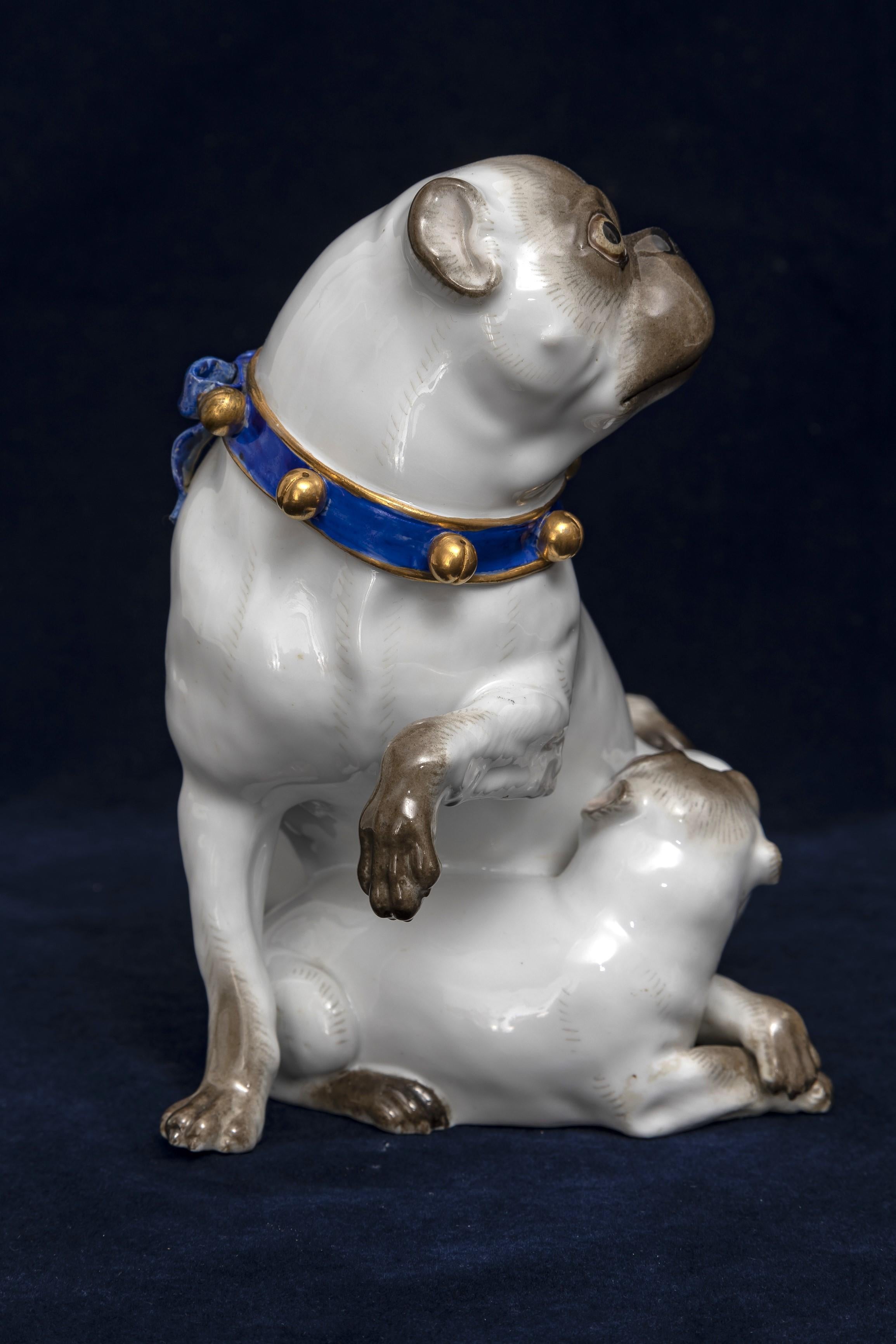 Doré Grande figurine en porcelaine de Meissen du 19e C., mère et Child Pug avec collier en cloche doré en vente