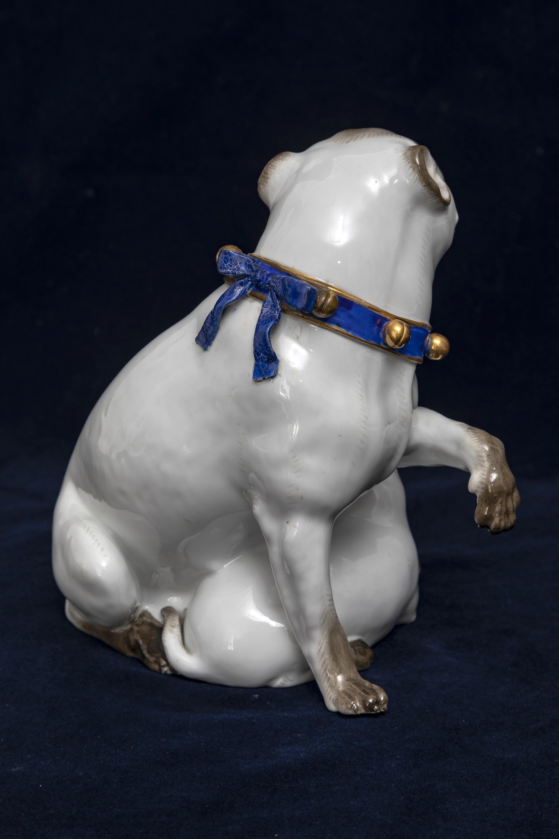 Grande figurine en porcelaine de Meissen du 19e C., mère et Child Pug avec collier en cloche doré Bon état - En vente à New York, NY