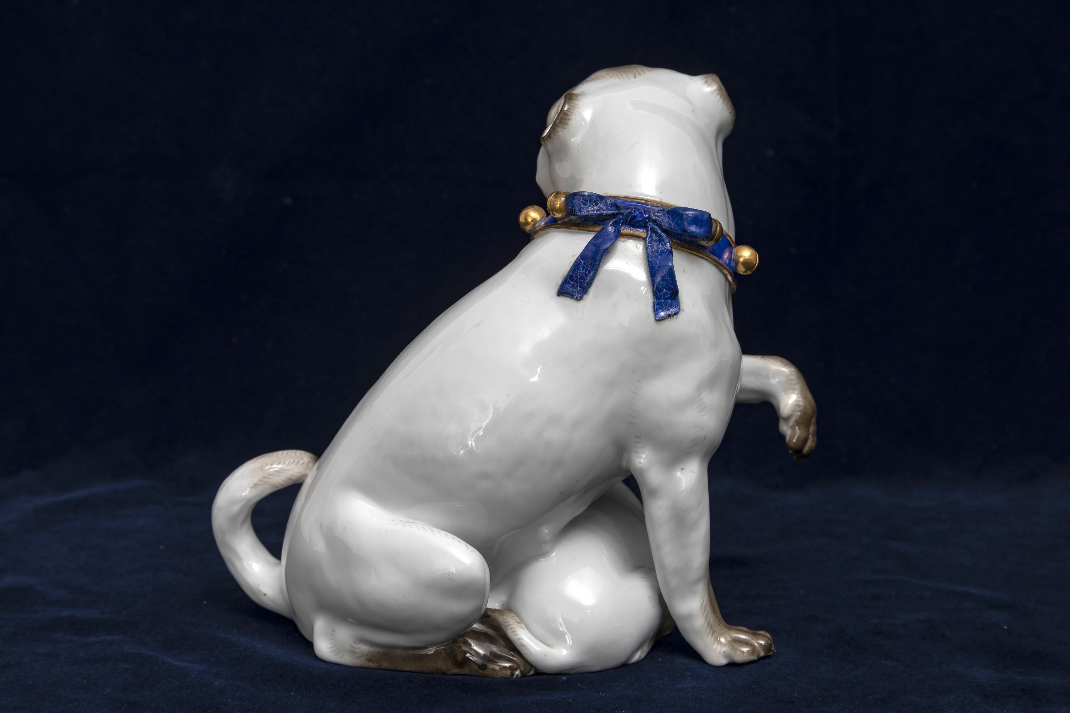 XIXe siècle Grande figurine en porcelaine de Meissen du 19e C., mère et Child Pug avec collier en cloche doré en vente
