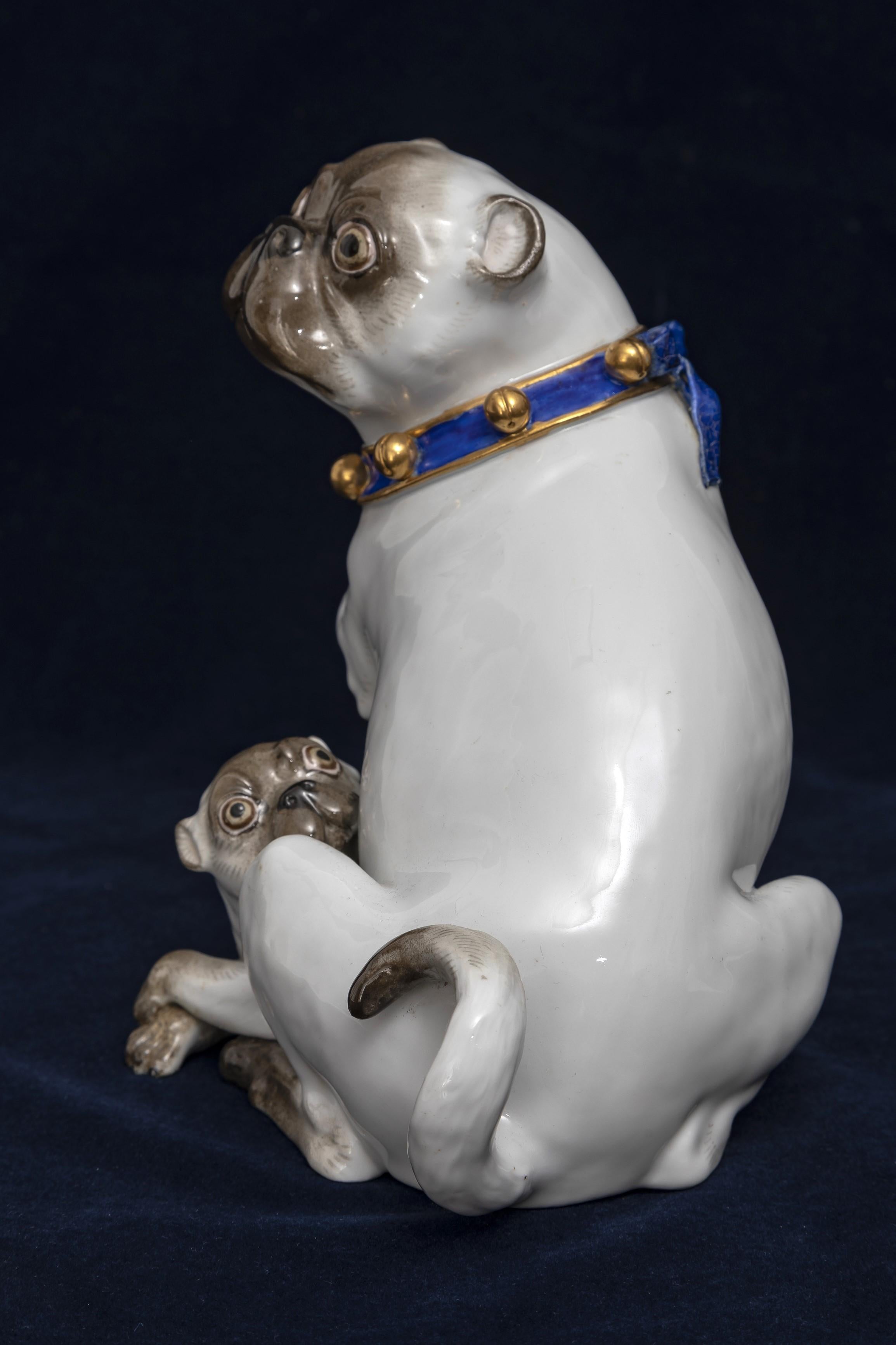 Grande figurine en porcelaine de Meissen du 19e C., mère et Child Pug avec collier en cloche doré en vente 1