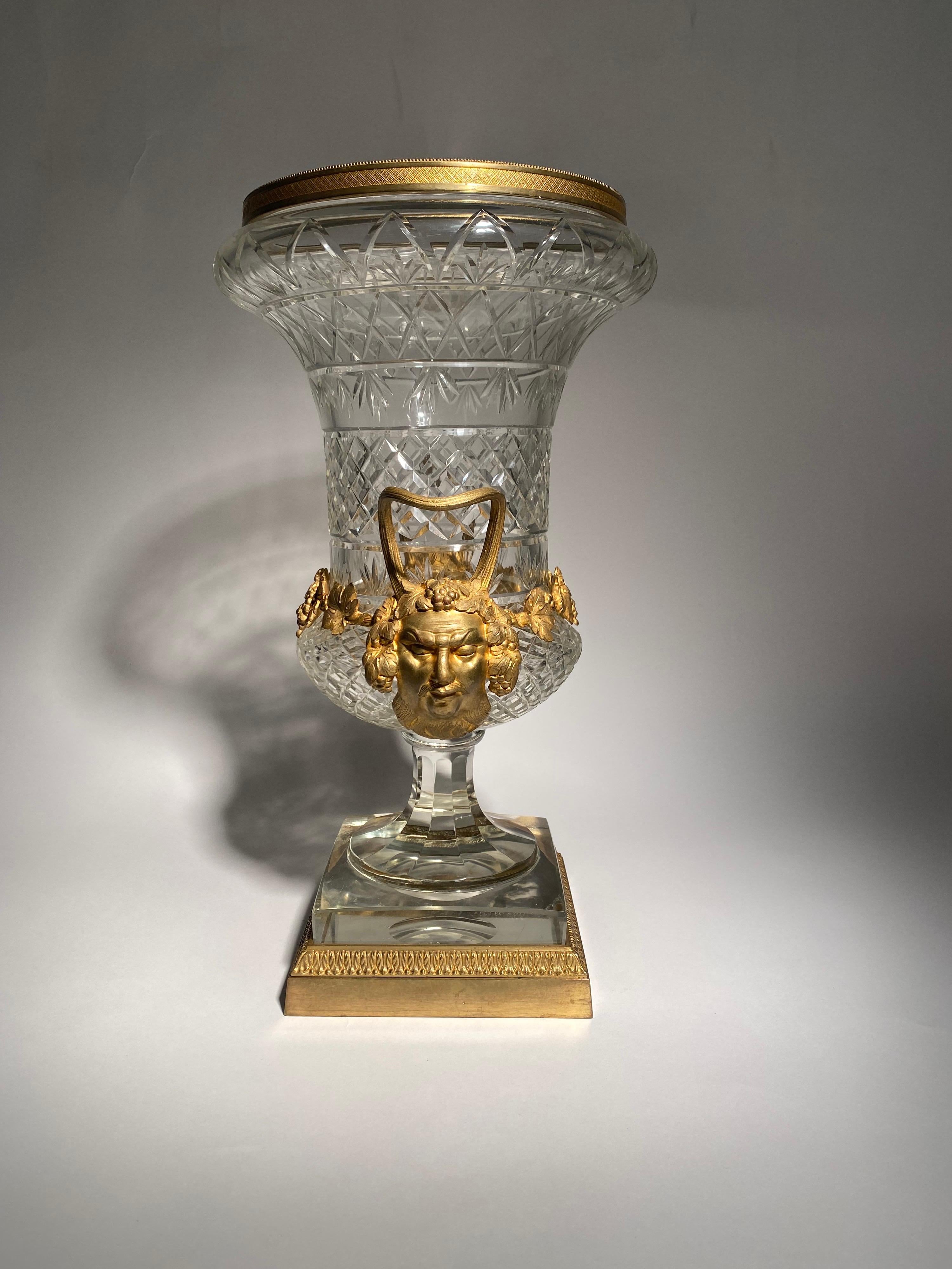 Ungewöhnlich große Vase aus geschliffenem Baccarat-Kristall mit handziselierten Fassungen aus vergoldeter Bronze.