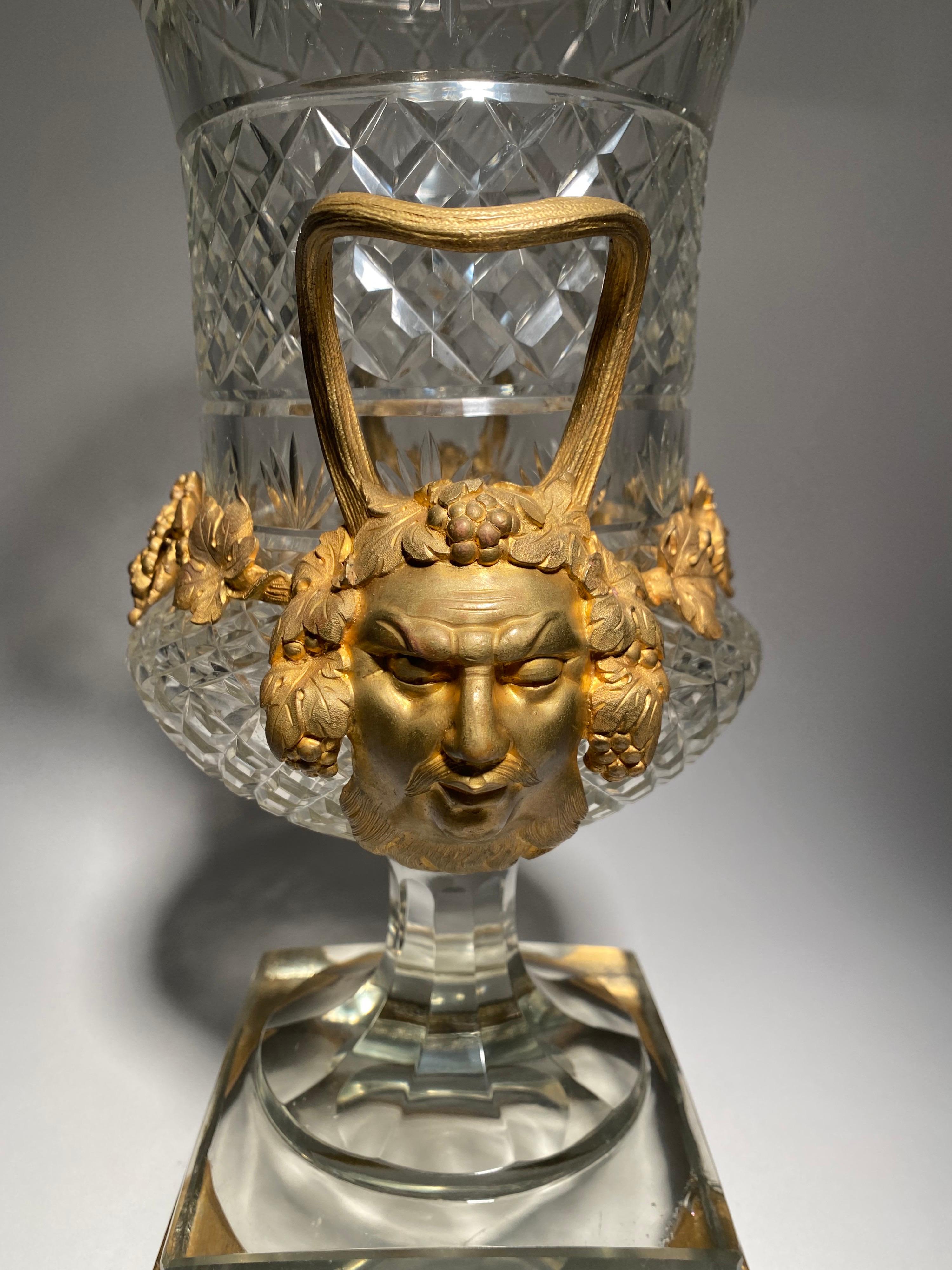 Große montierte Baccarat-Vase aus dem 19. Jahrhundert (Französisch) im Angebot