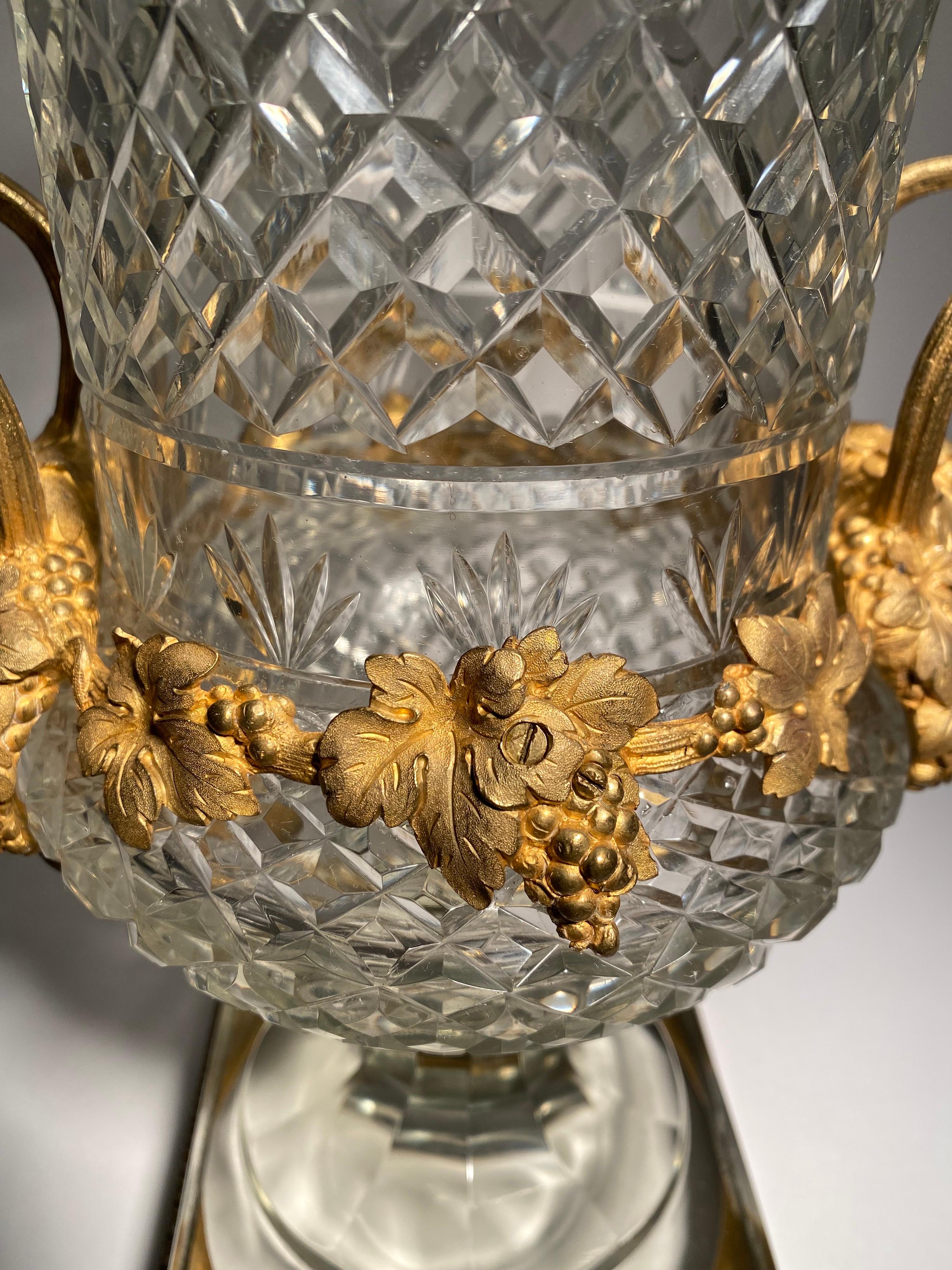 Große montierte Baccarat-Vase aus dem 19. Jahrhundert (Bronze) im Angebot