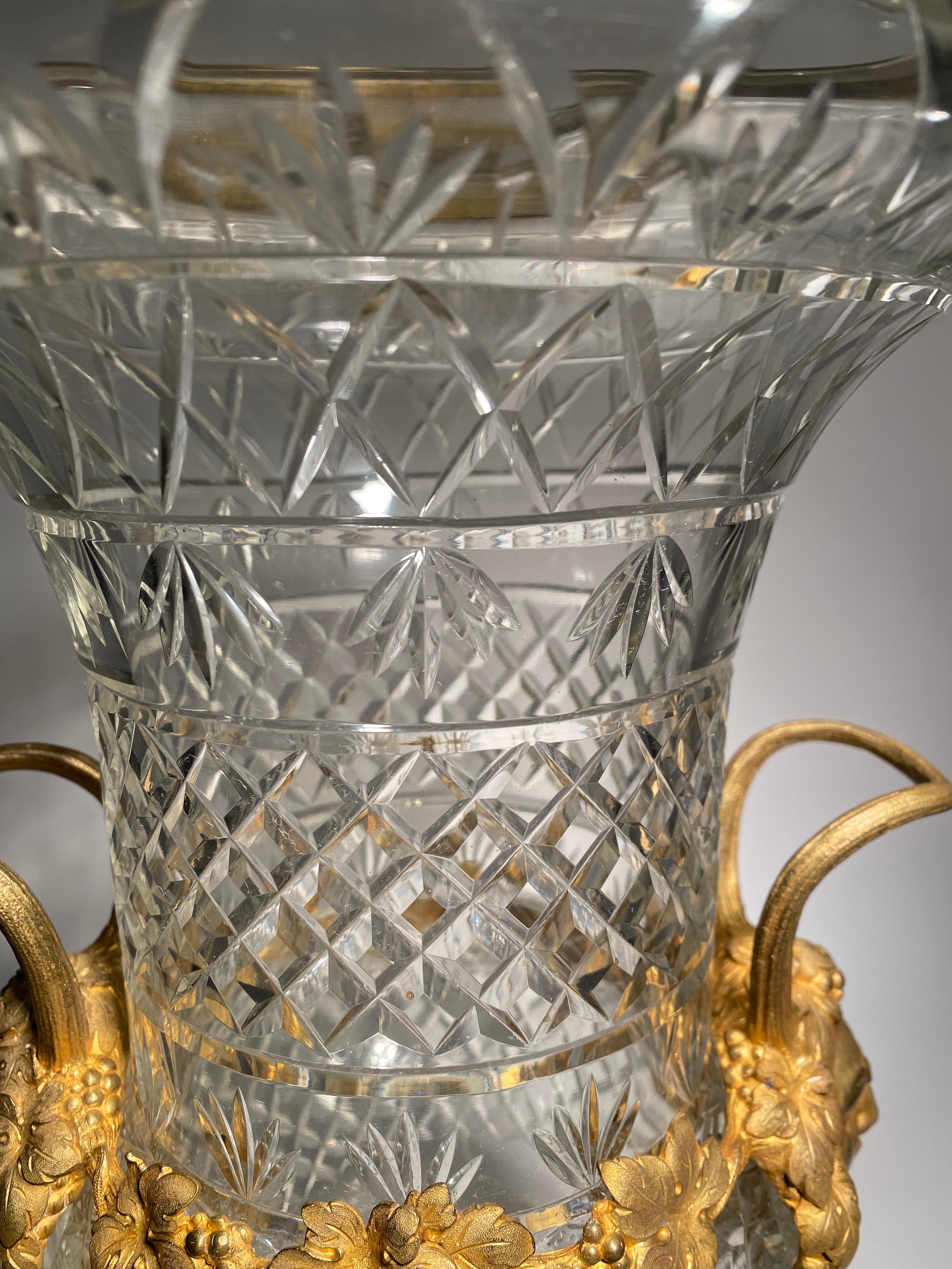 Große montierte Baccarat-Vase aus dem 19. Jahrhundert im Angebot 1