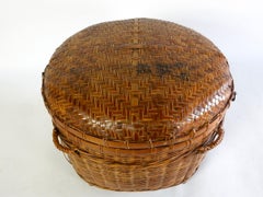 Grand panier à couvercle en bambou tressé et canne, d'époque Qing, du 19e C.
