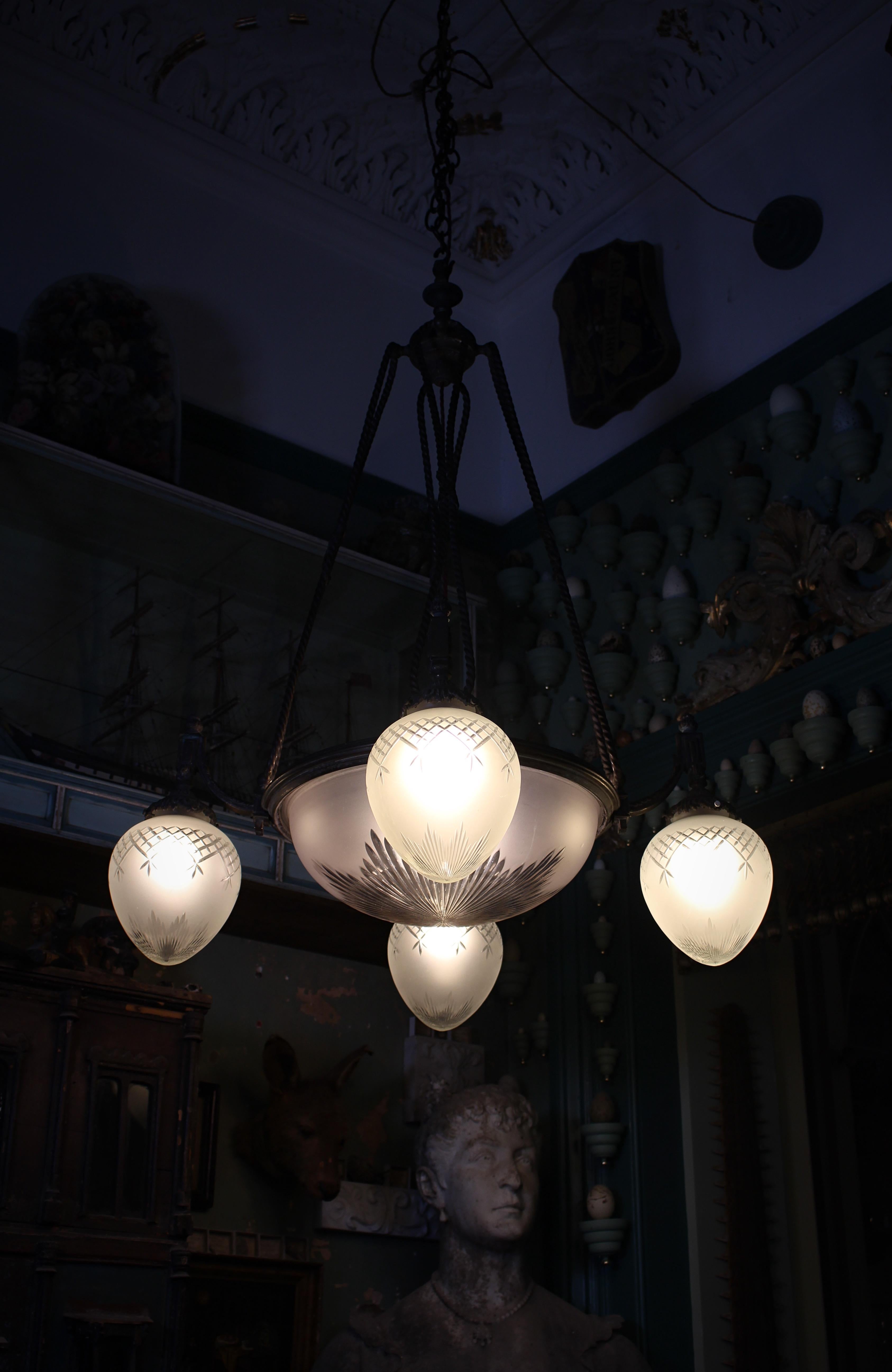 Grande lampadario a sospensione inglese in bronzo e vetro del 19° secolo Regency Revival in vendita 3