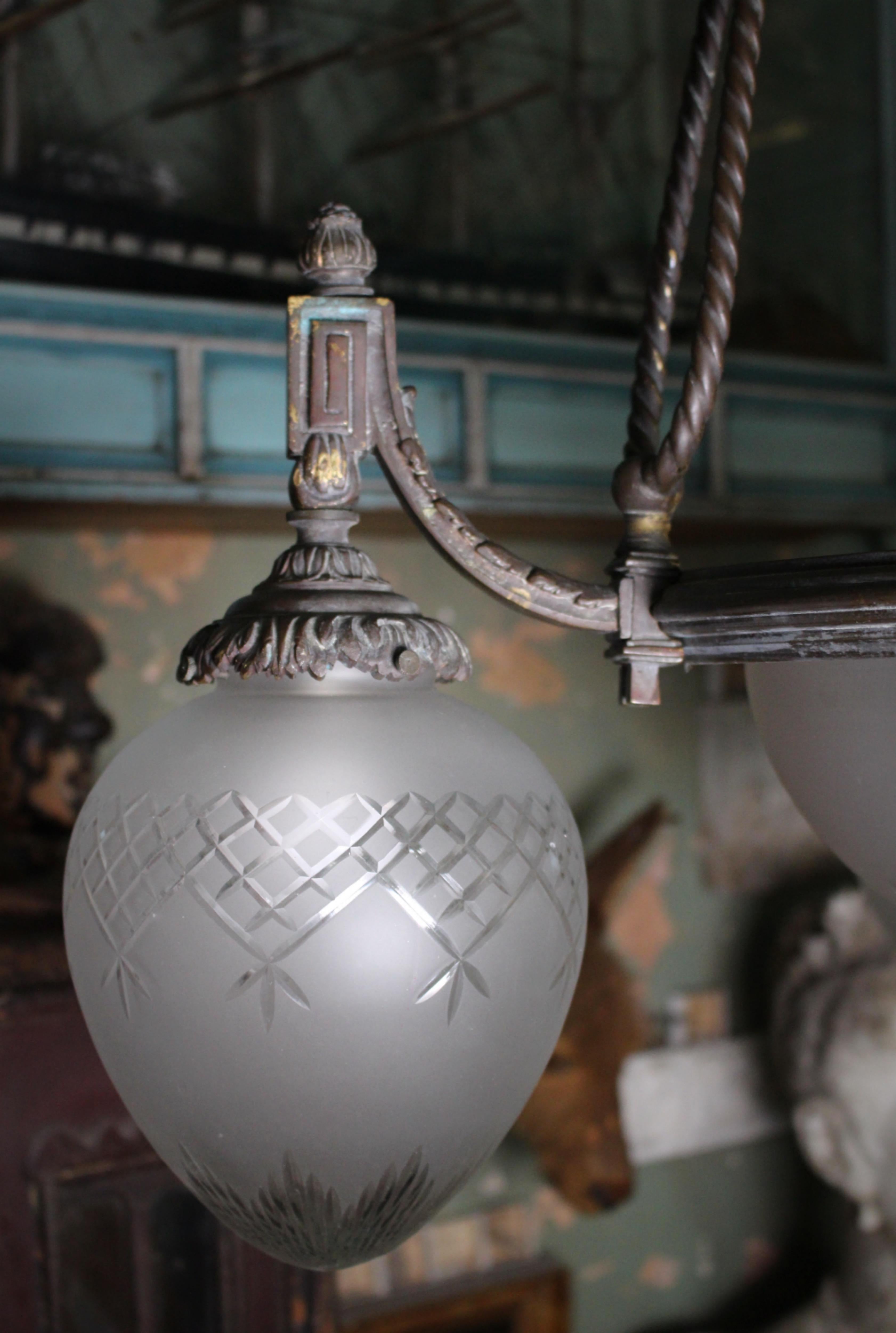 Grande lampadario a sospensione inglese in bronzo e vetro del 19° secolo Regency Revival in vendita 5