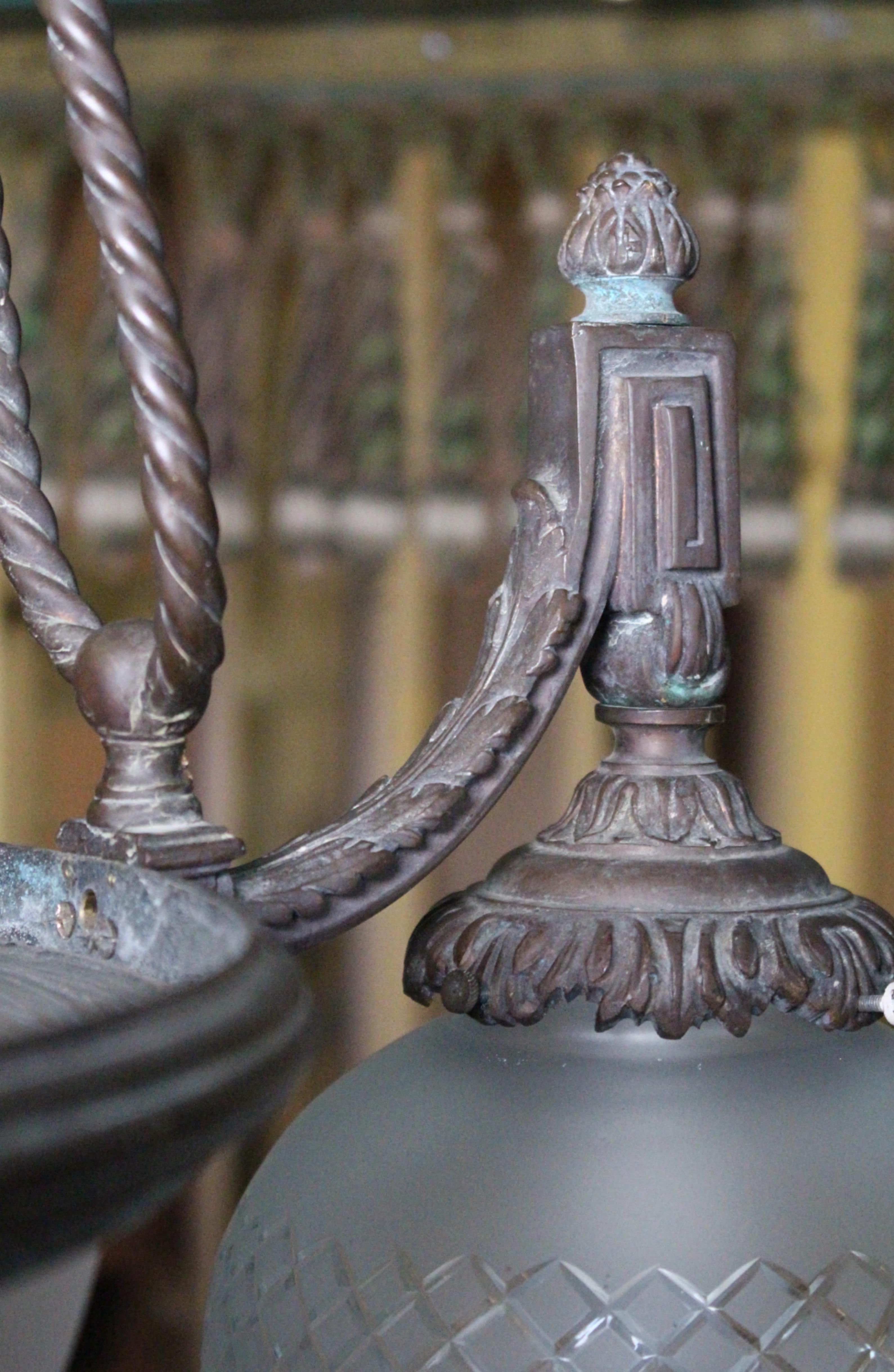 Grande lampadario a sospensione inglese in bronzo e vetro del 19° secolo Regency Revival in vendita 9