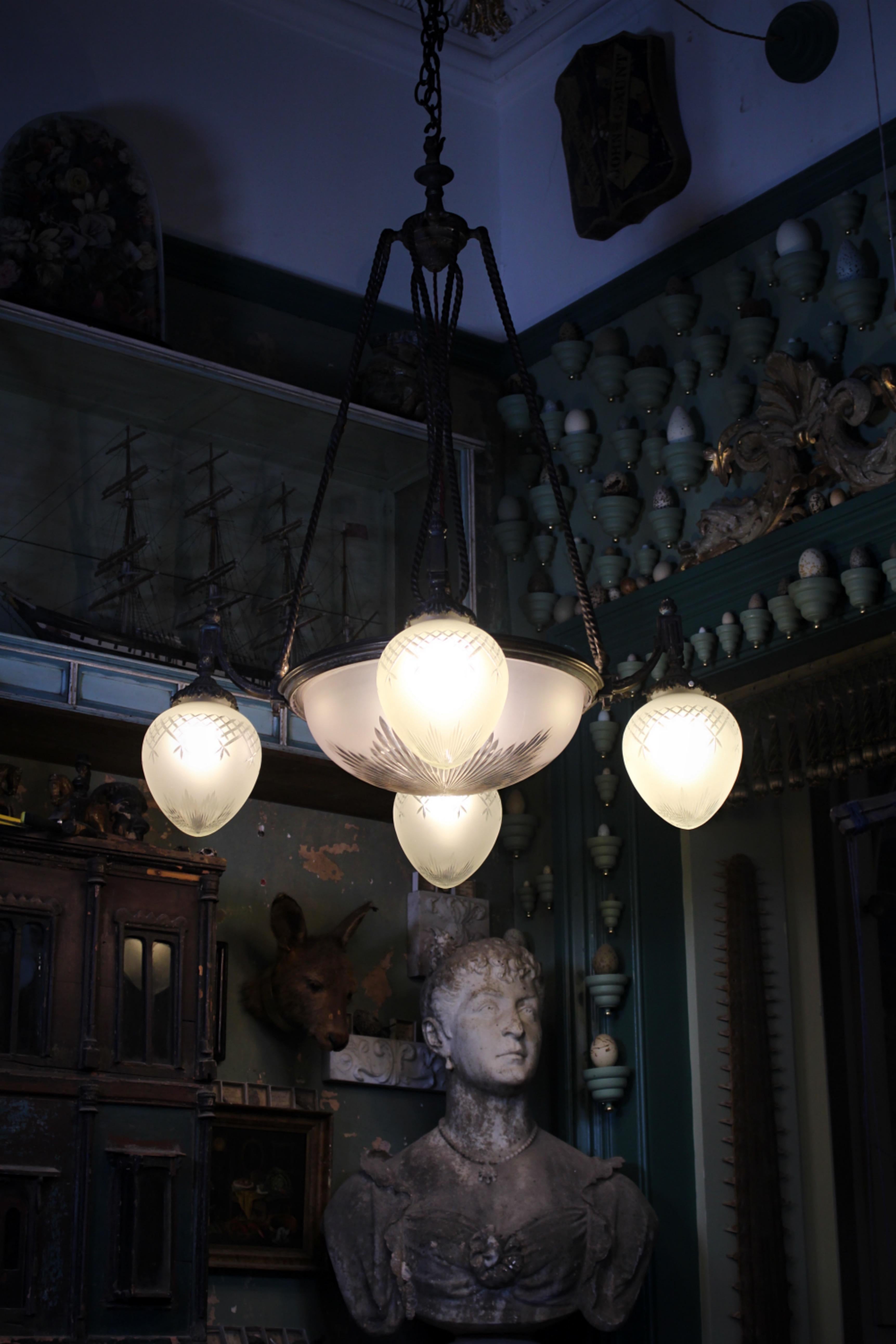 Britannico Grande lampadario a sospensione inglese in bronzo e vetro del 19° secolo Regency Revival in vendita